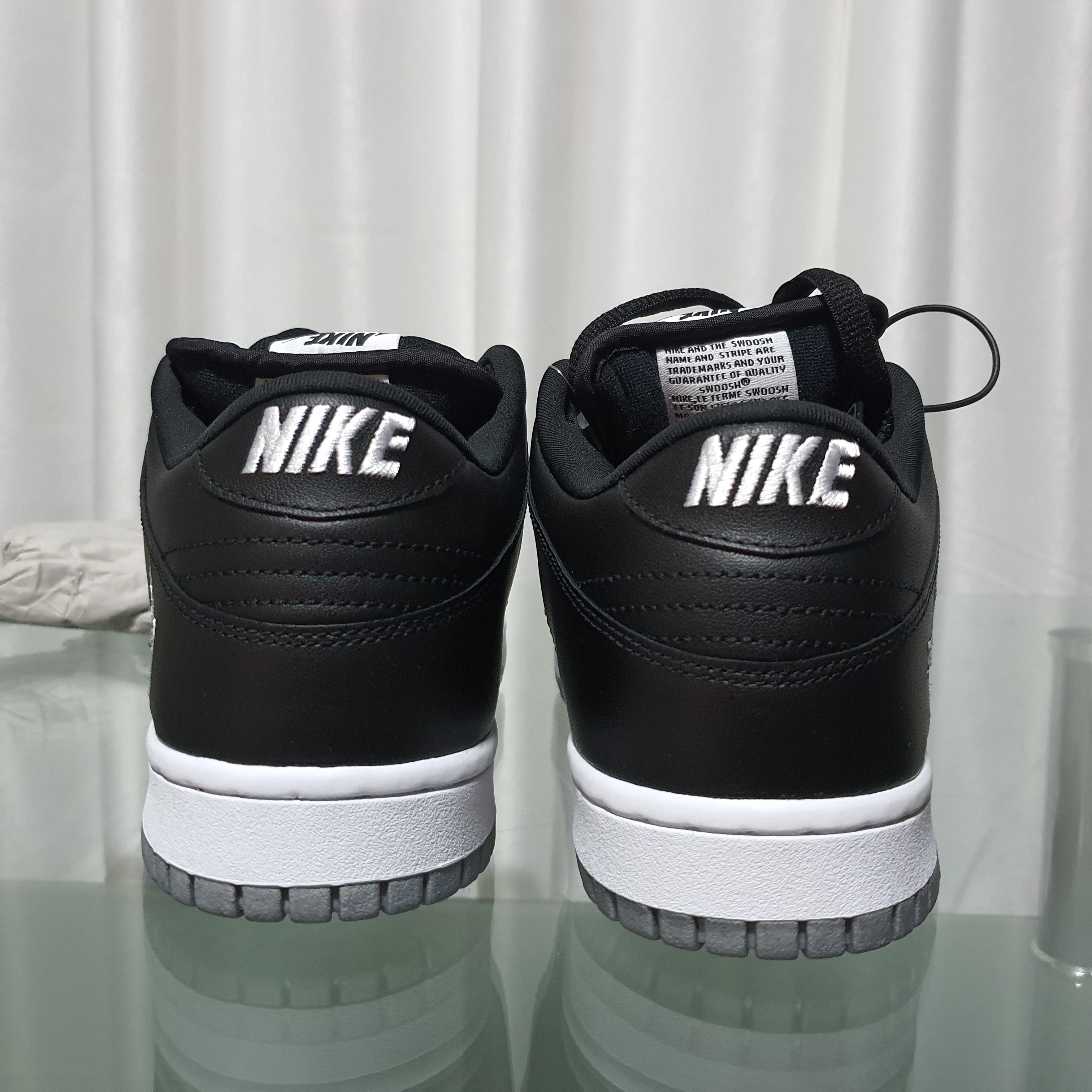 Nike x Supreme SB Dunk Low Jewel Swoosh Silver 착용 스타일 - 4