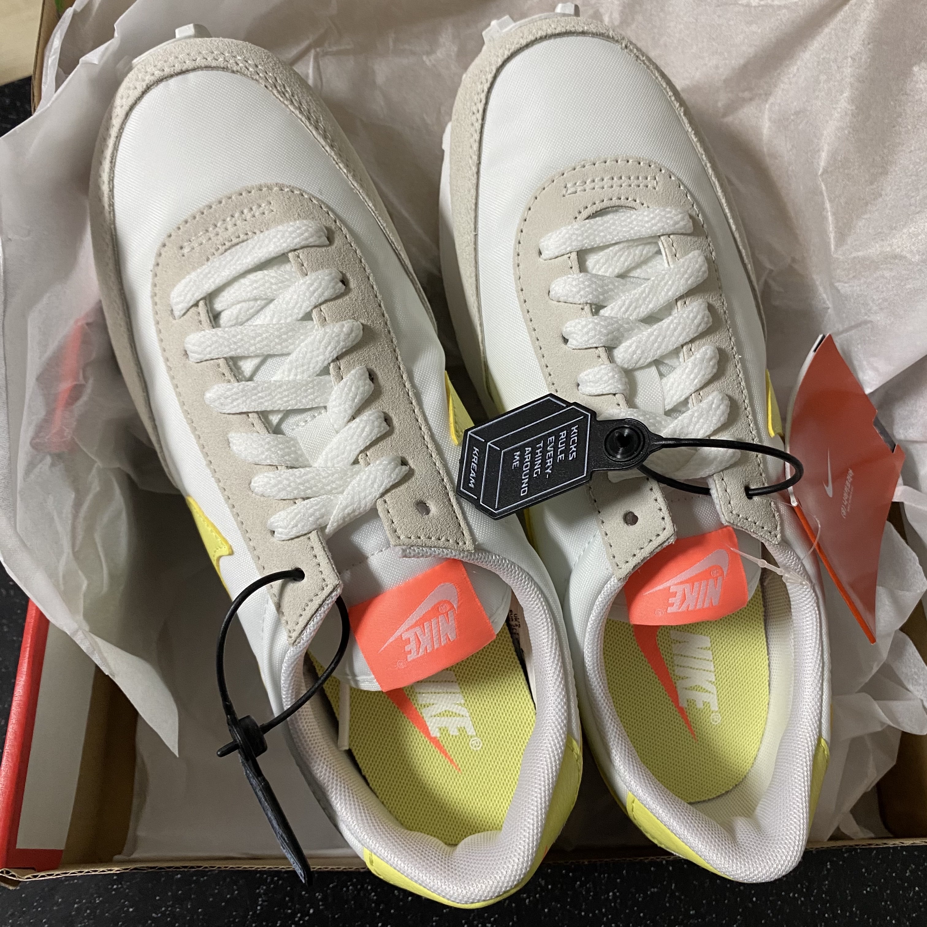 (W) Nike Daybreak Pale Ivory Light Zitron Bright Mango 착용 스타일