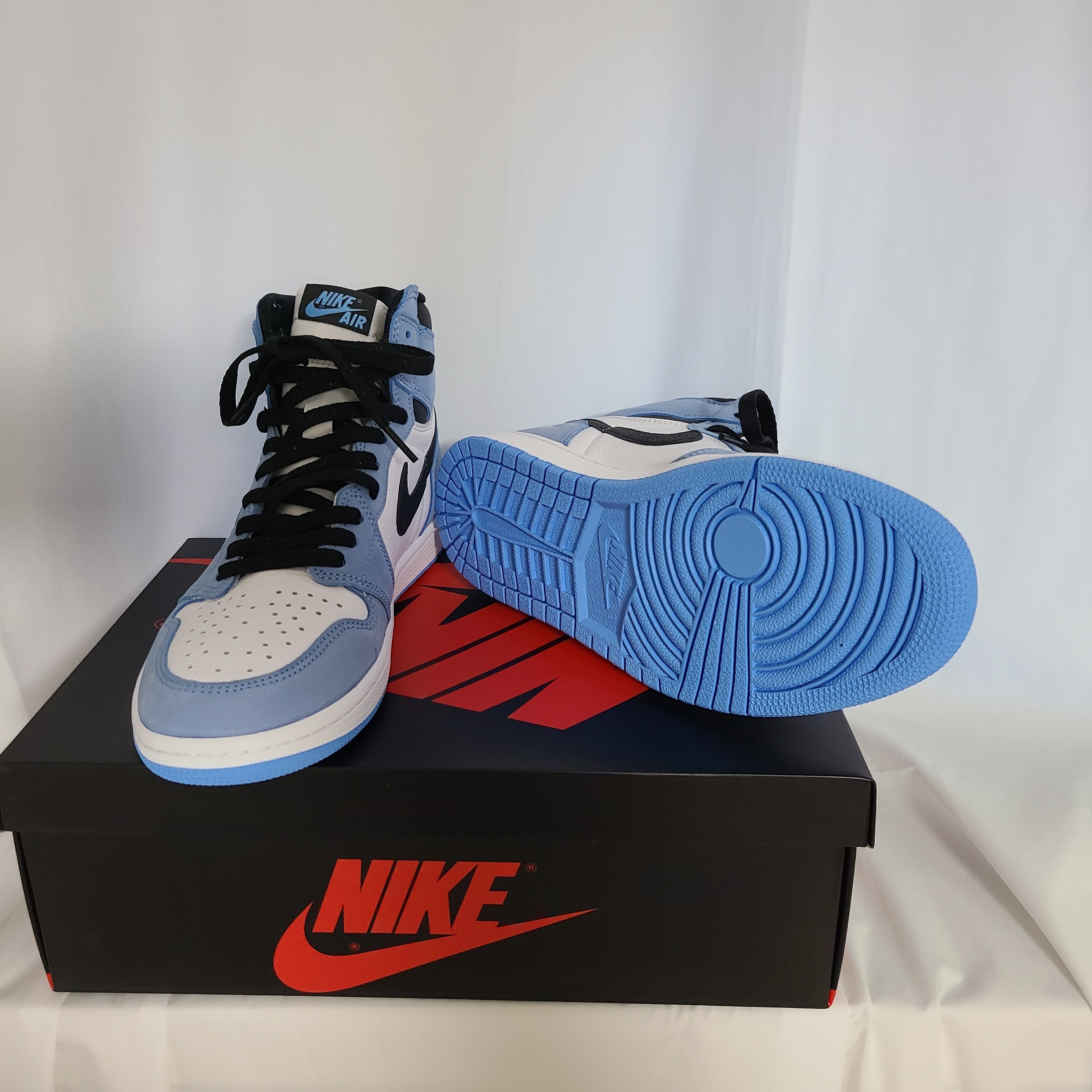 Jordan 1 Retro High OG University Blue 착용 스타일 - 3