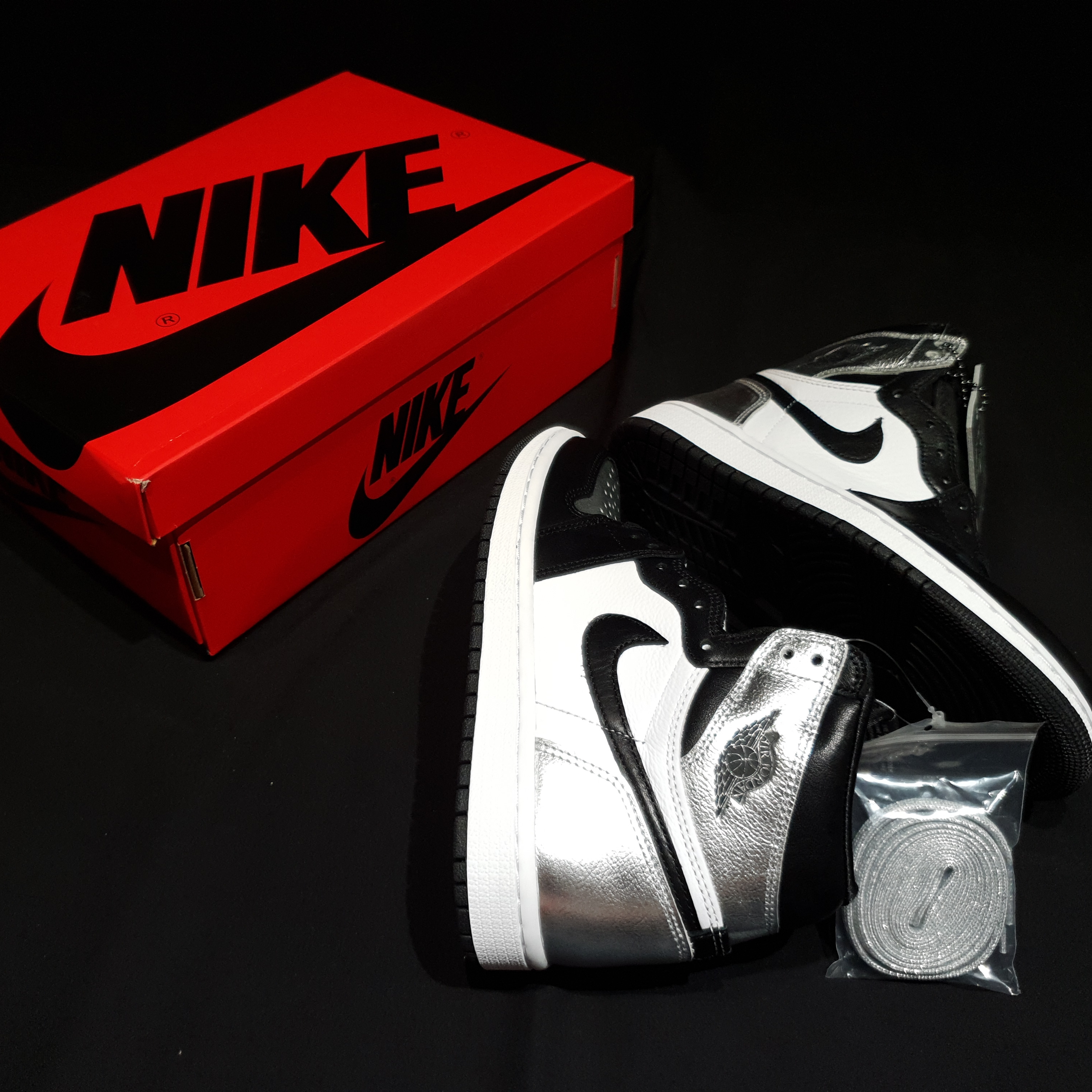 (W) Jordan 1 Retro High OG Silver Toe 착용 스타일 - 1