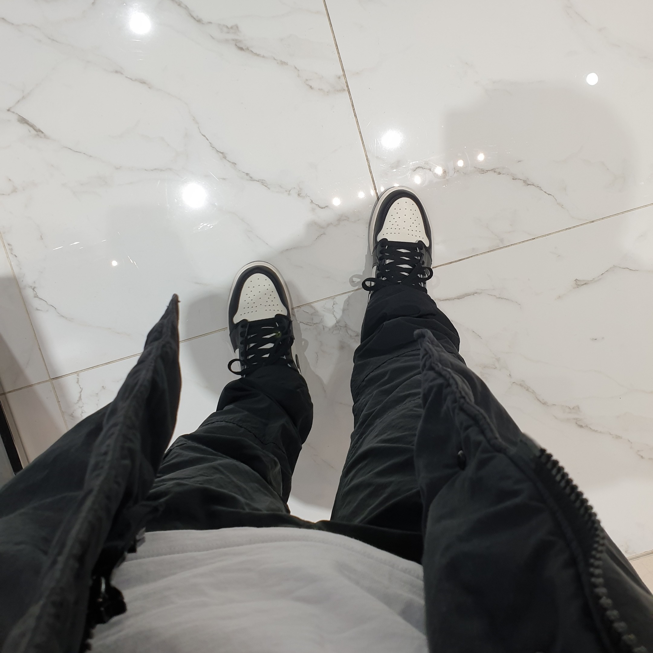 Jordan 1 Retro High OG Black Mocha 착용 스타일 - 3