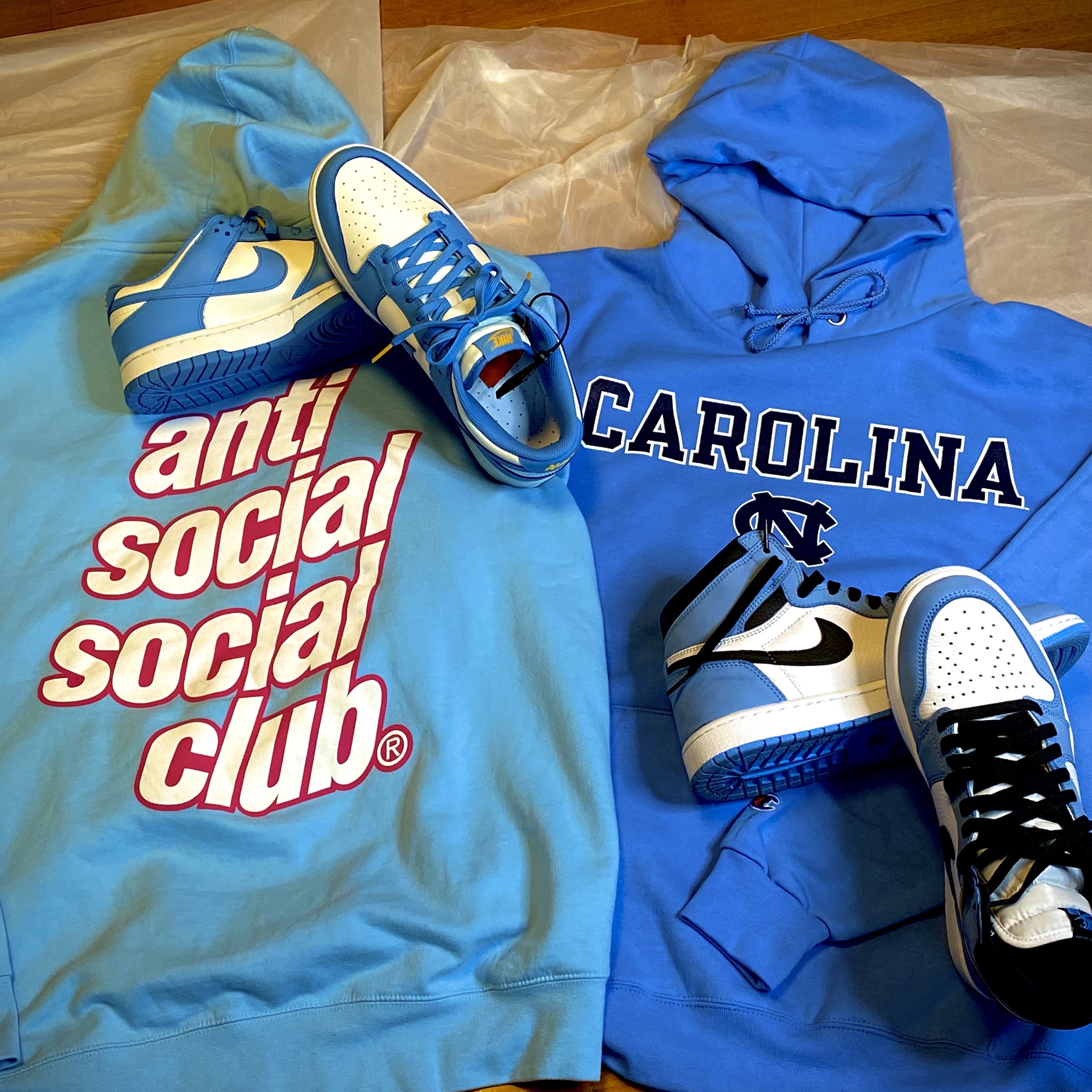(W) Nike Dunk Low Coast, Jordan 1 Retro High OG University Blue 착용 스타일