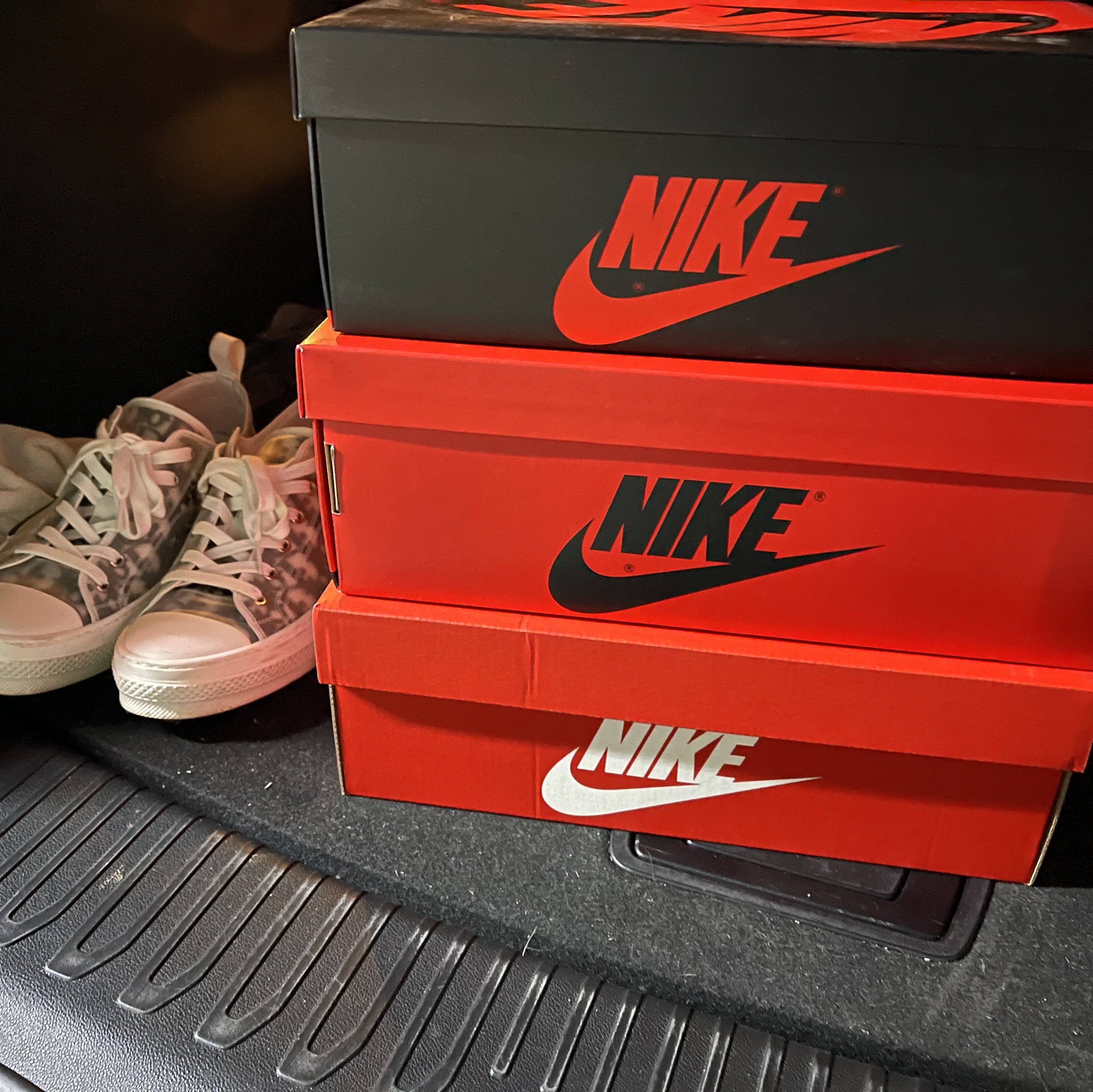 Dior B23 Low Dior Oblique White & Black, Jordan 1 Retro High OG University Blue 착용 스타일