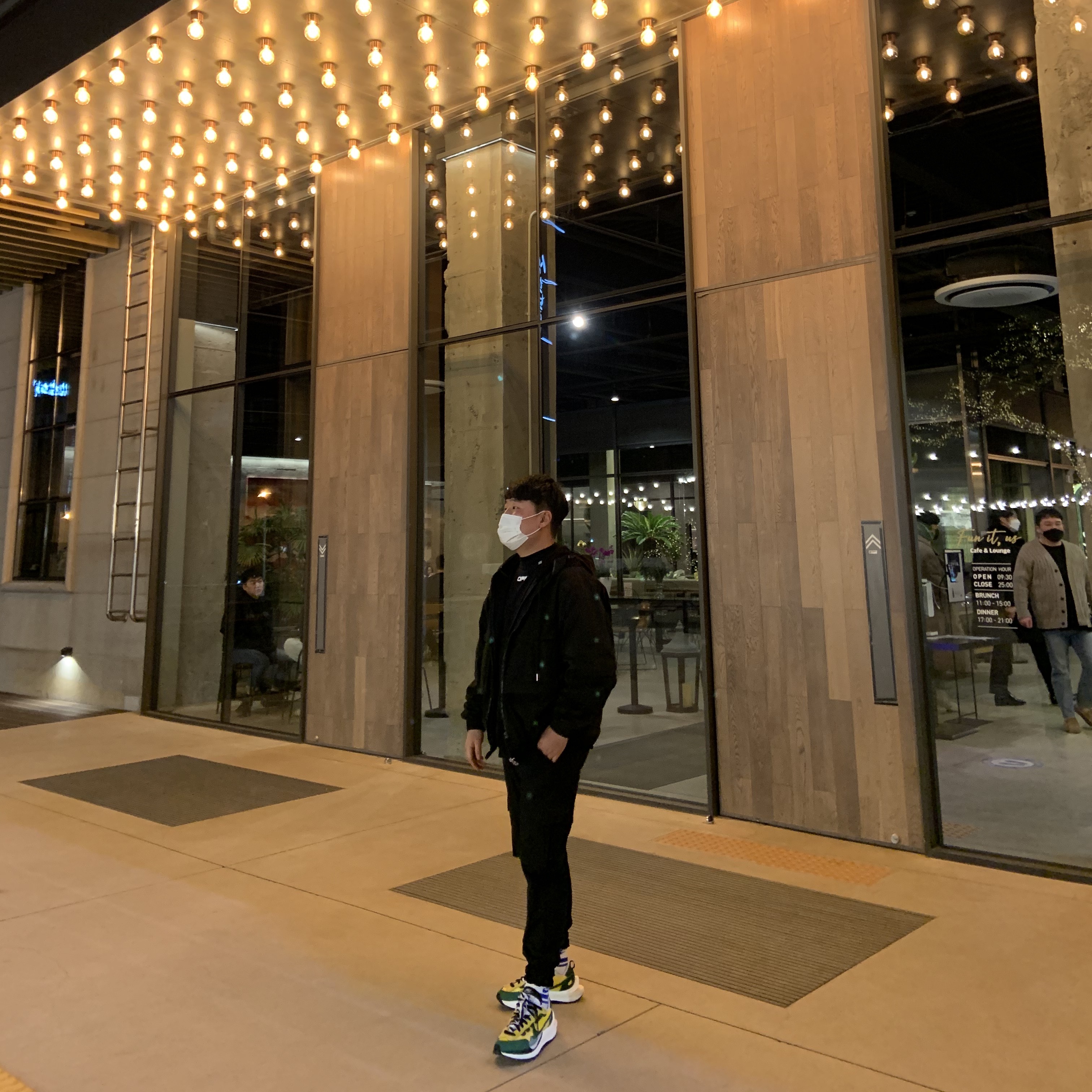 Nike x Sacai VaporWaffle Tour Yellow & Gorge Green Sail 착용 스타일