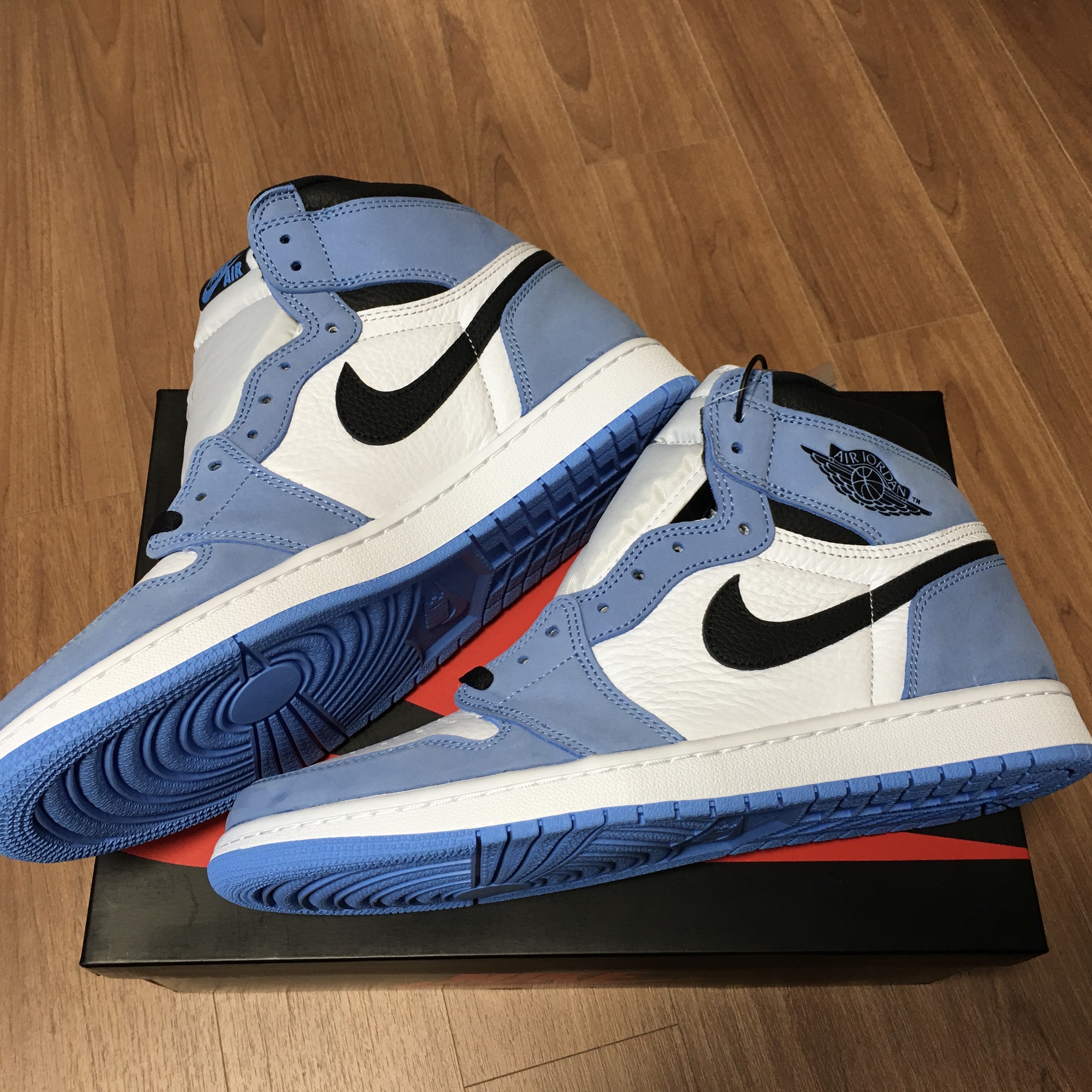 Jordan 1 Retro High OG University Blue 착용 스타일 - 2