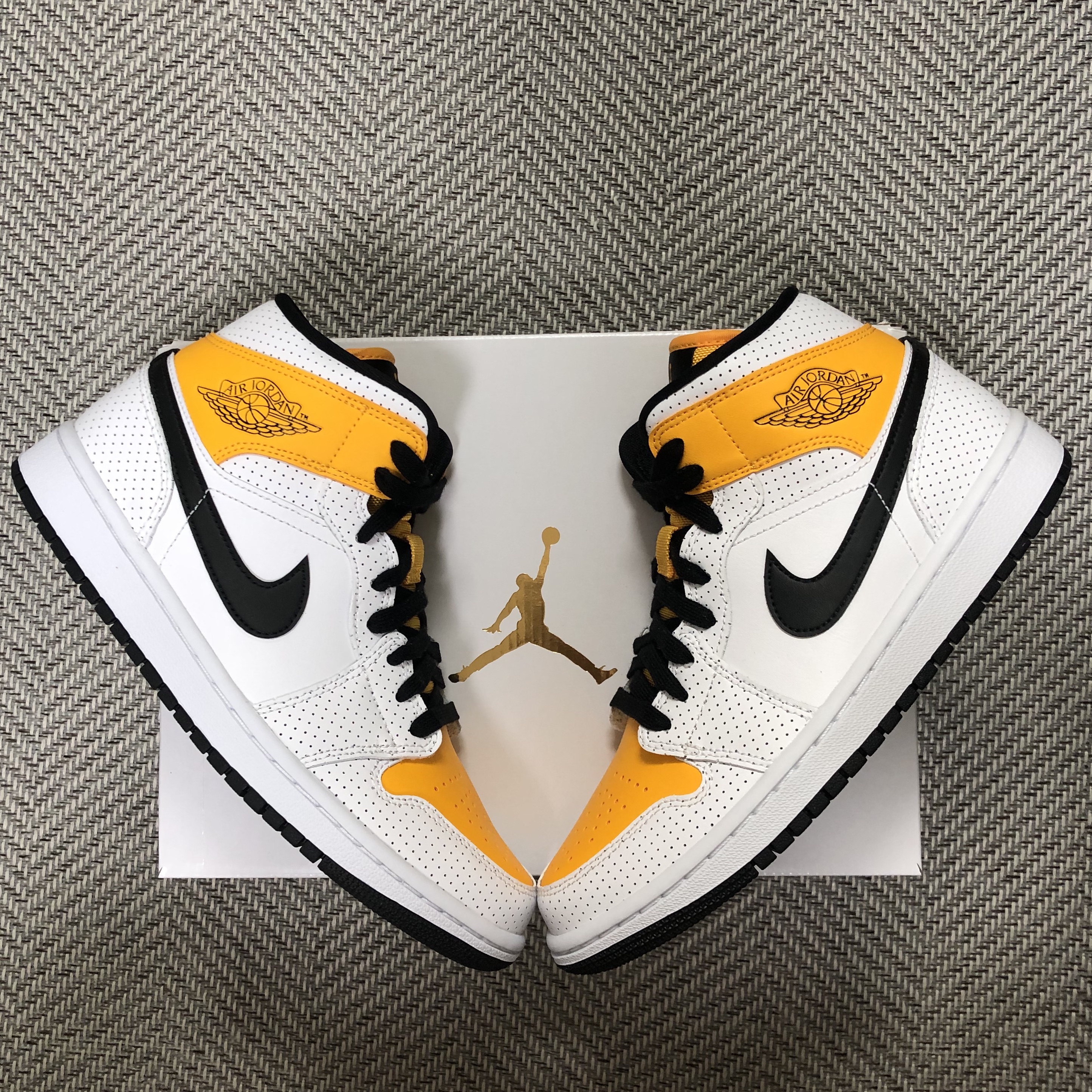 (W) Jordan 1 Mid Laser Orange Perforated 착용 스타일