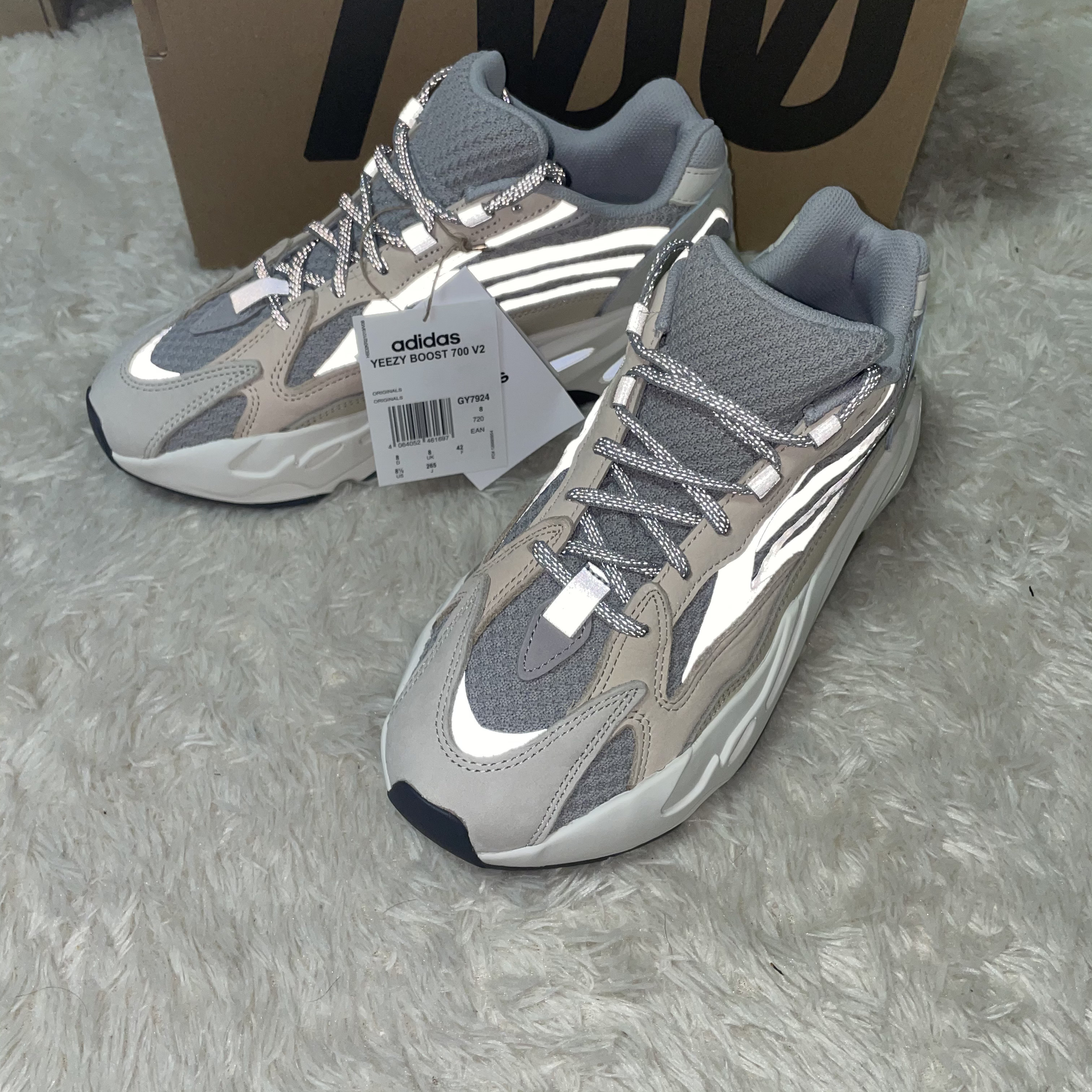 Adidas Yeezy Boost 700 V2 Cream 착용 스타일
