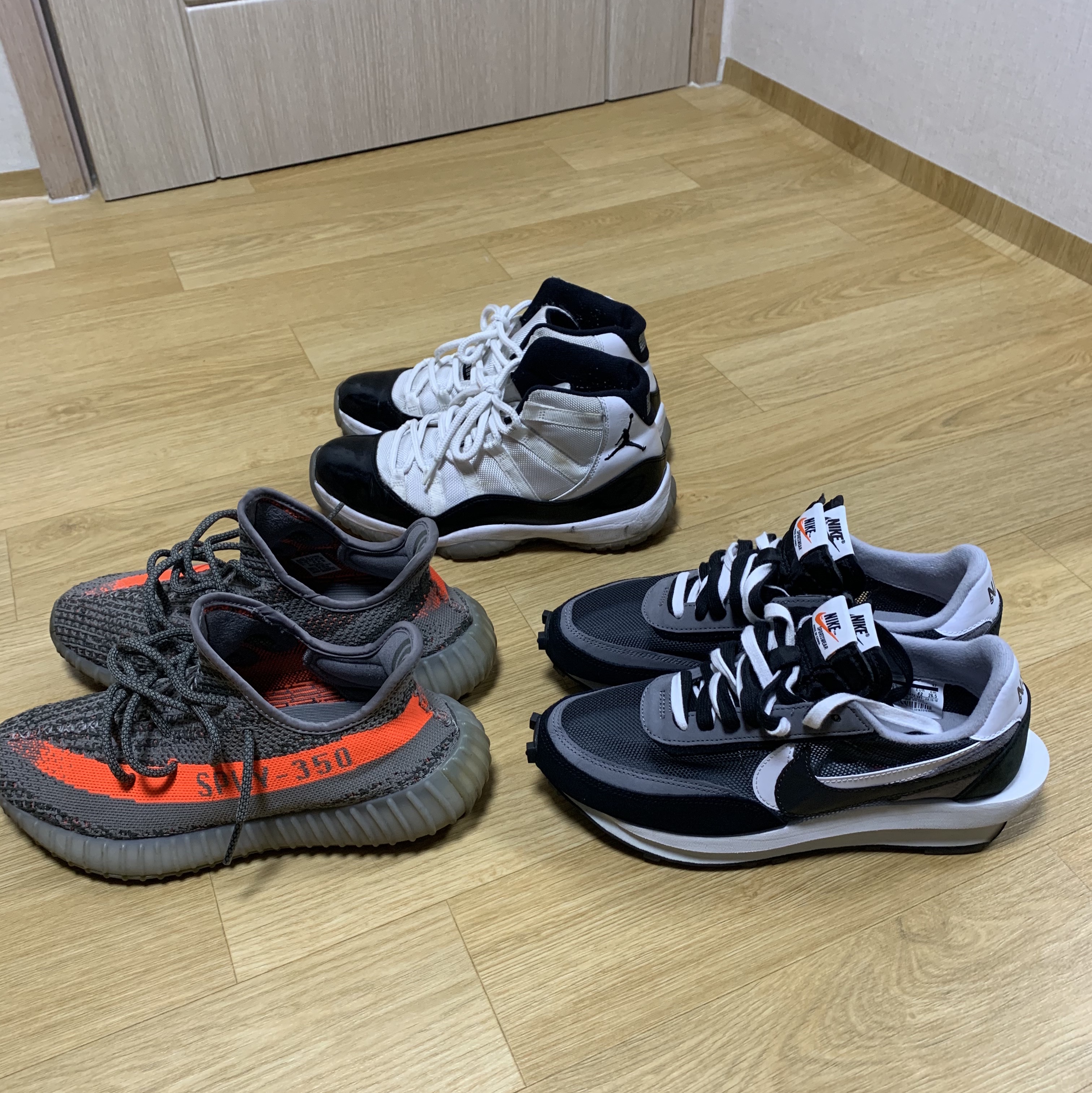 Nike x Sacai LDWaffle Black, Adidas Yeezy Boost 350 V2 Beluga 착용 스타일