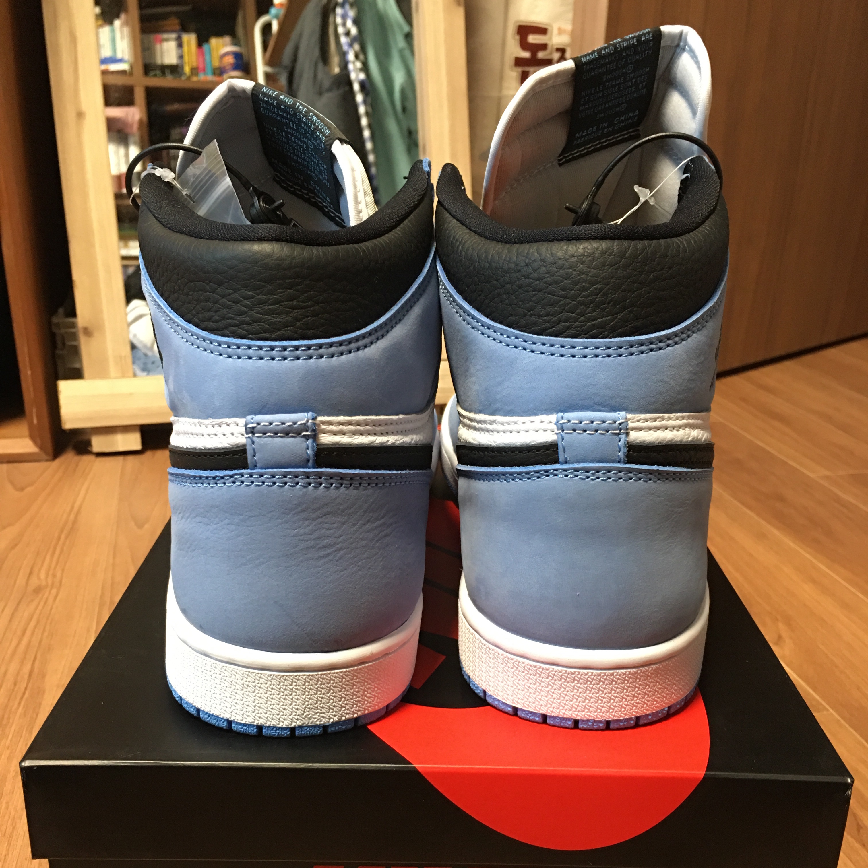 Jordan 1 Retro High OG University Blue 착용 스타일 - 4