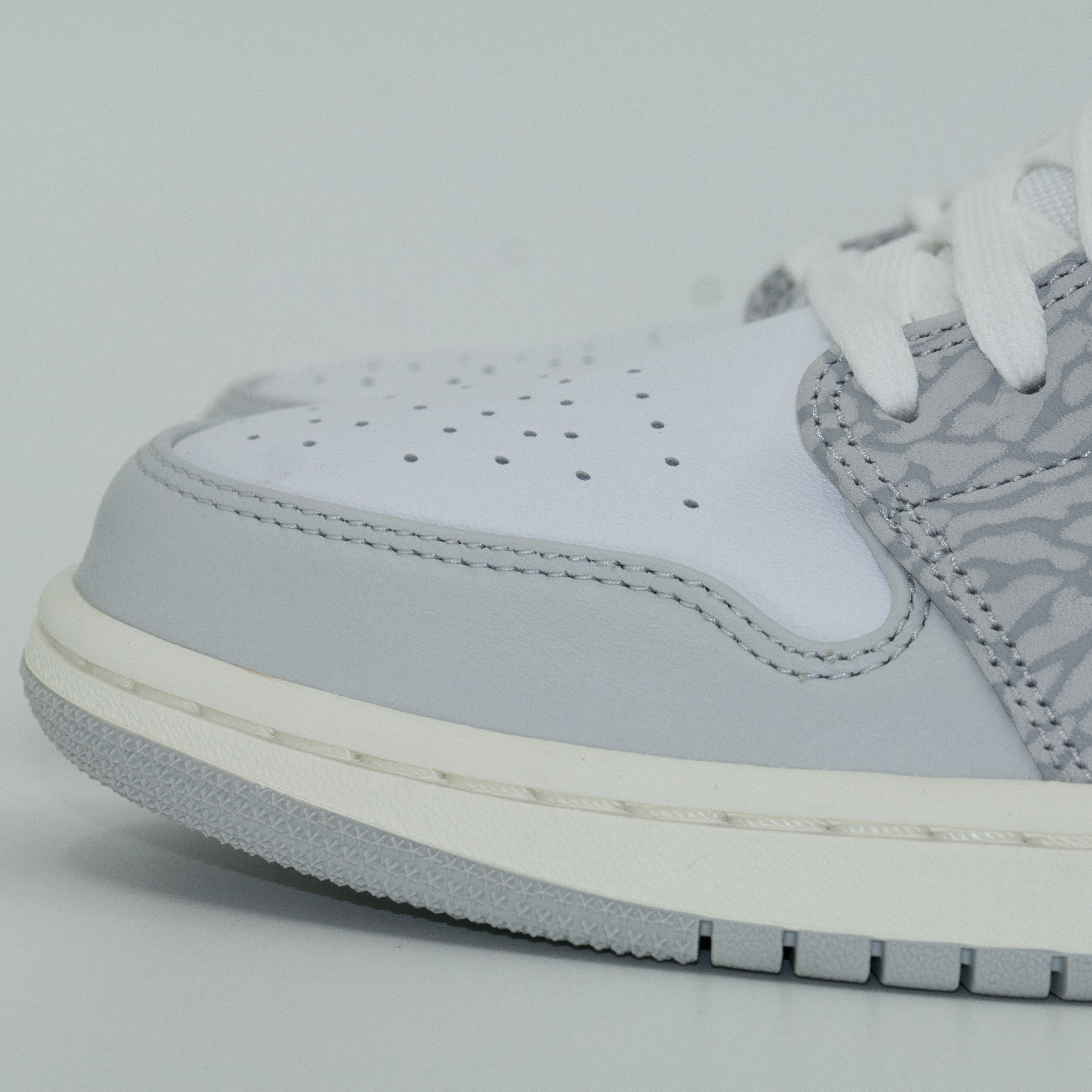 Jordan 1 Low PRM Elephant Print 착용 스타일 - 4