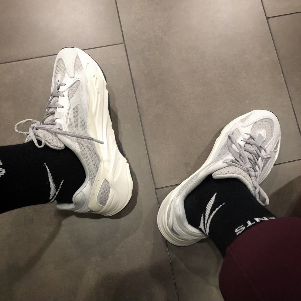 Adidas Yeezy Boost 700 V2 Static 2018 착용 스타일