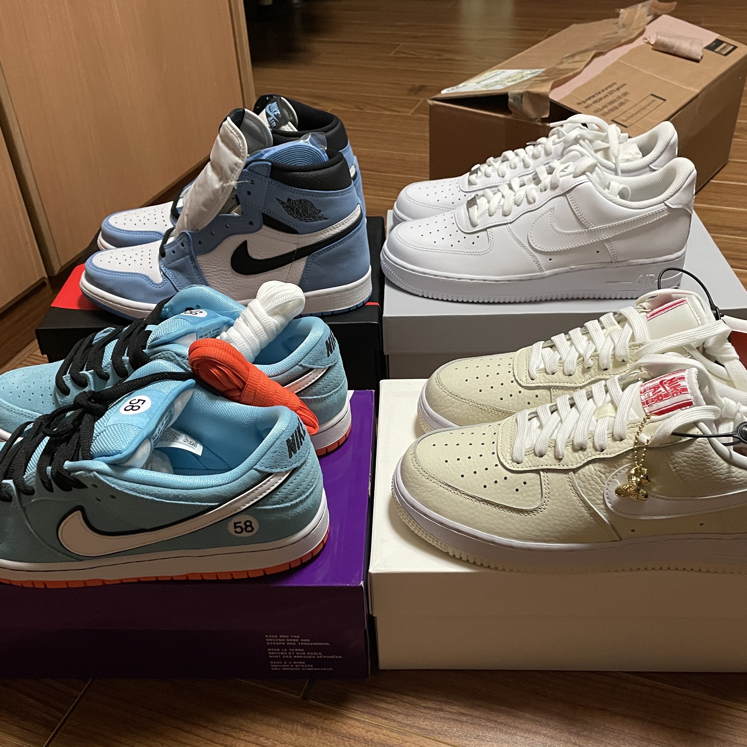 Jordan 1 Retro High OG University Blue, Nike SB Dunk Low Pro Blue Chill 착용 스타일