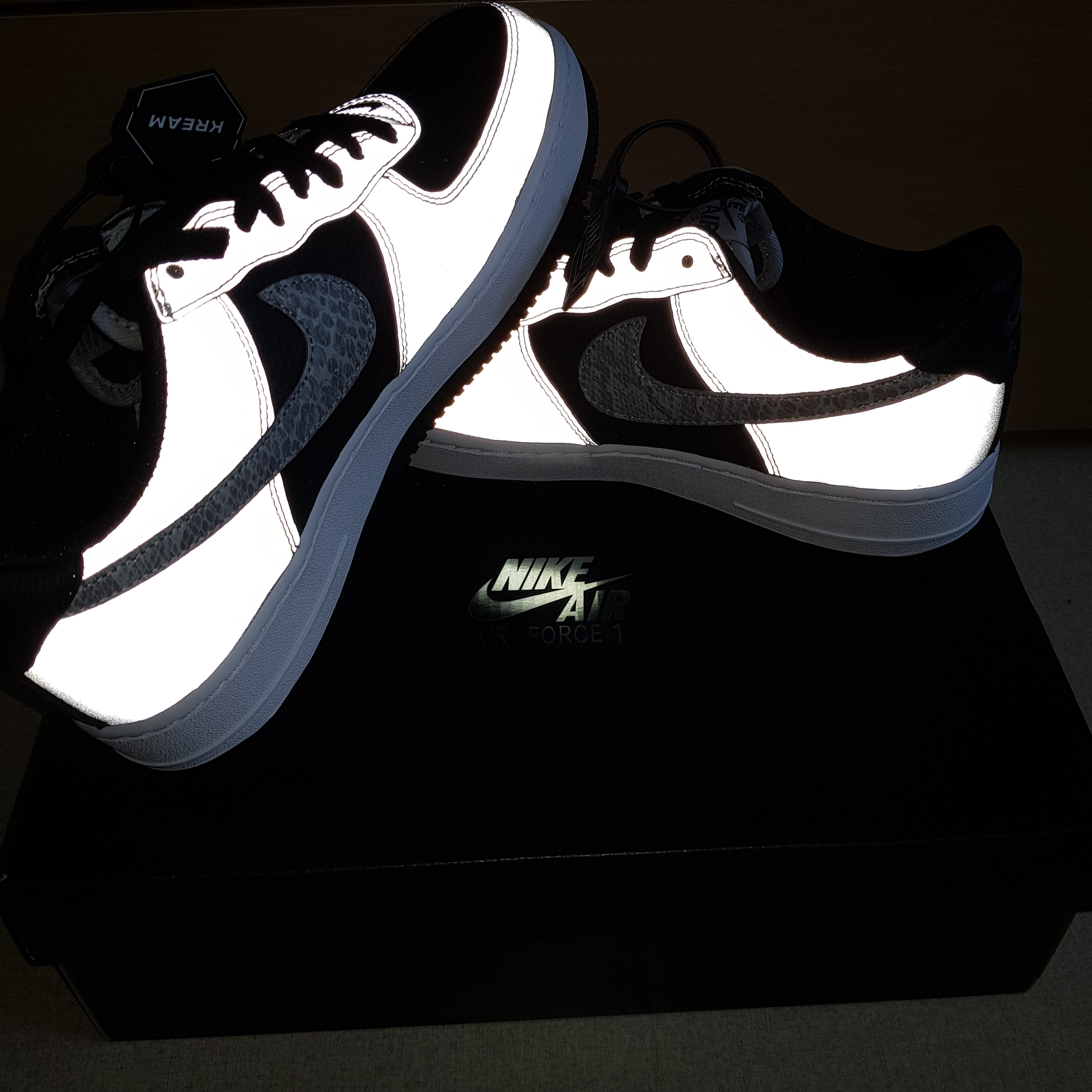 Nike Air Force 1 B Silver Snake 착용 스타일