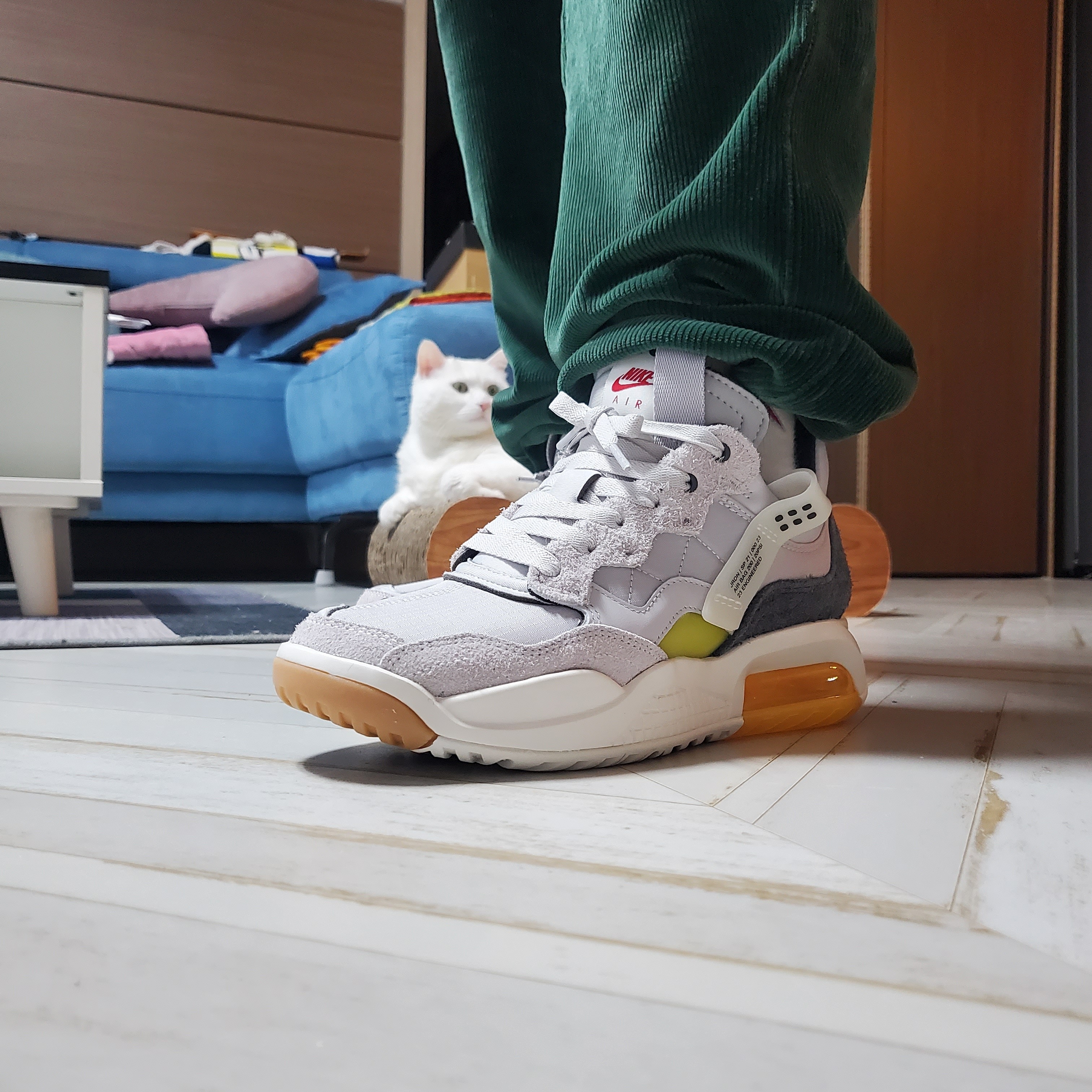 (W) Jordan MA2 Vast Grey, Jordan 1 Low Tropical Light Orewood Brown 착용 스타일 - 2