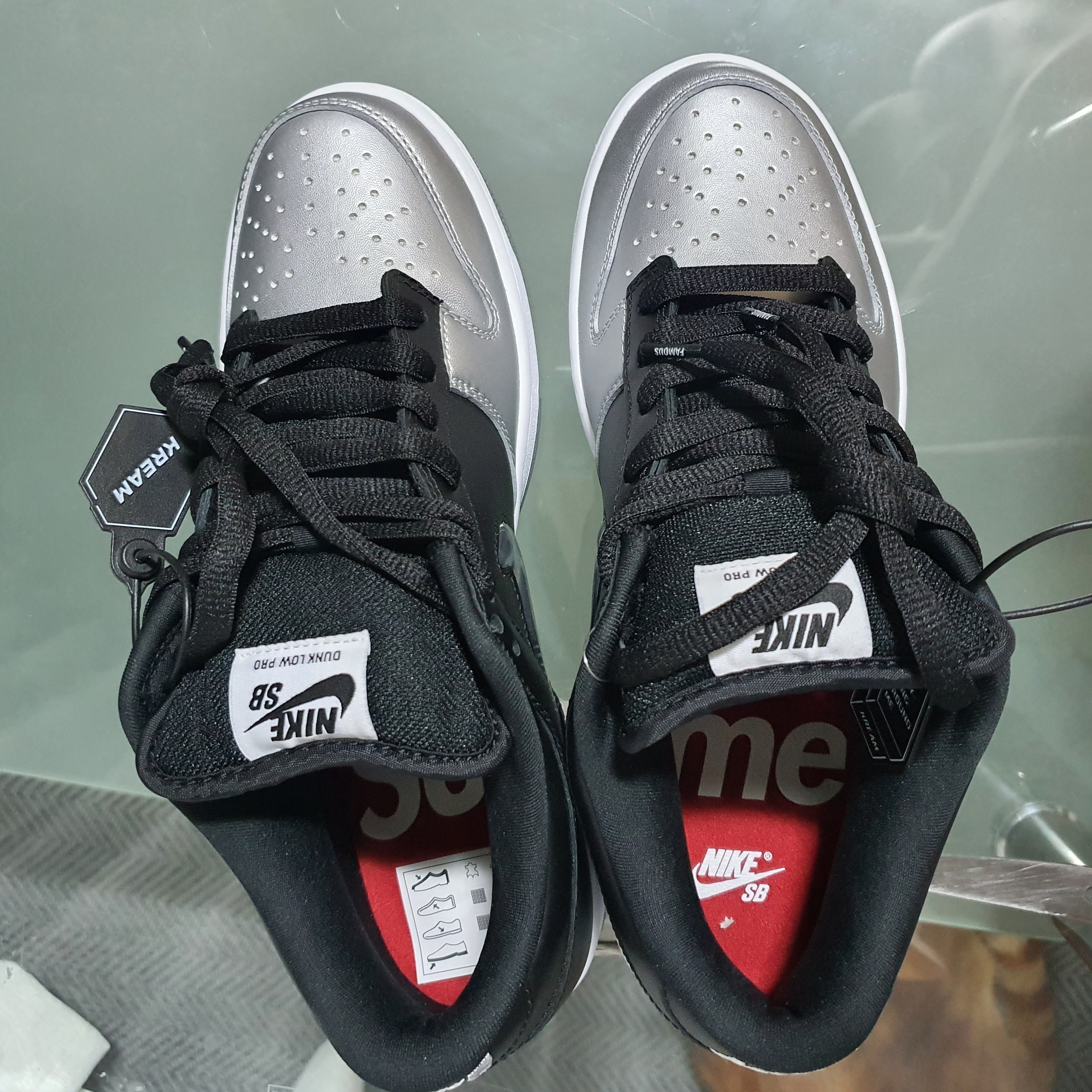Nike x Supreme SB Dunk Low Jewel Swoosh Silver 착용 스타일 - 3