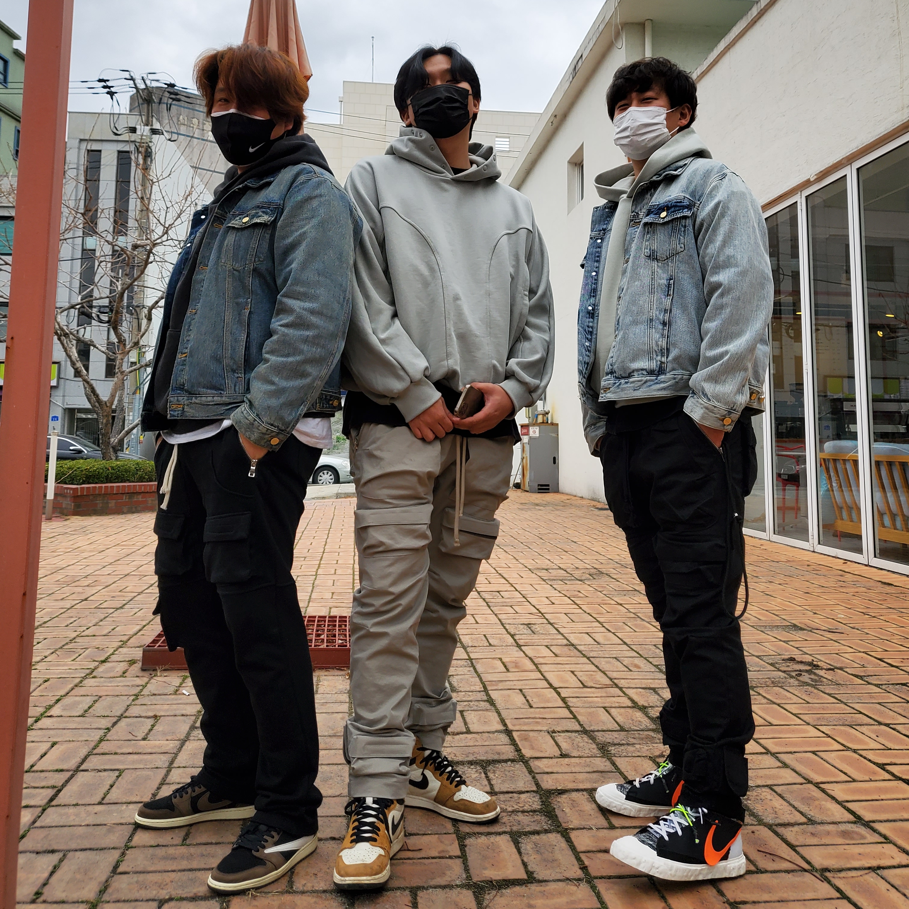 Essentials 3D Silicon Applique Pullover Hoodie Dark Slate/Black 2020, Essentials Denim Trucker Jacket Light Indigo - 20FW 착용 스타일