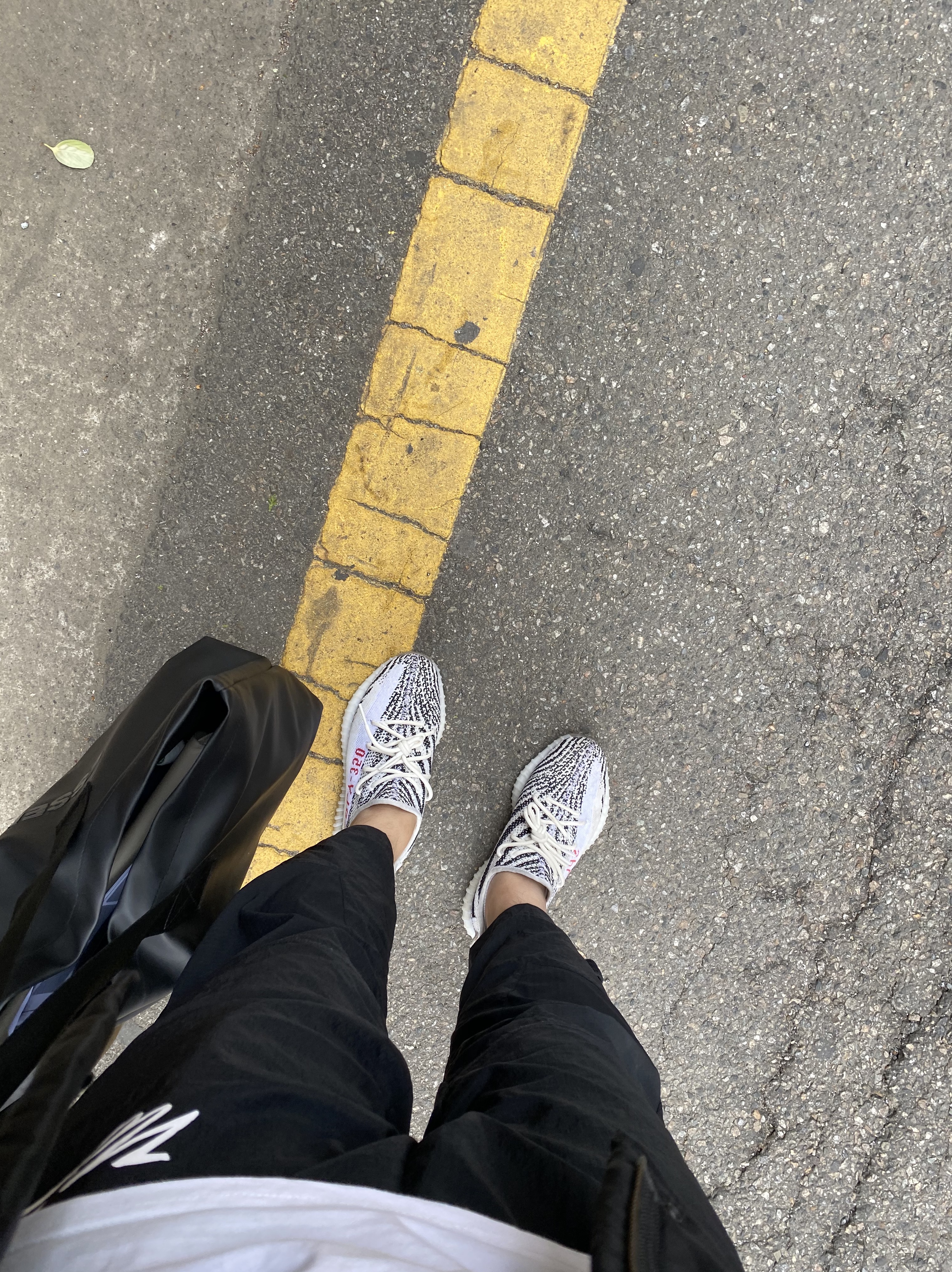 Adidas Yeezy Boost 350 V2 Zebra 2017/2019/2020, Essentials Tote Bag Dark Slate/Stretch Limo/Black - 20FW 착용 스타일