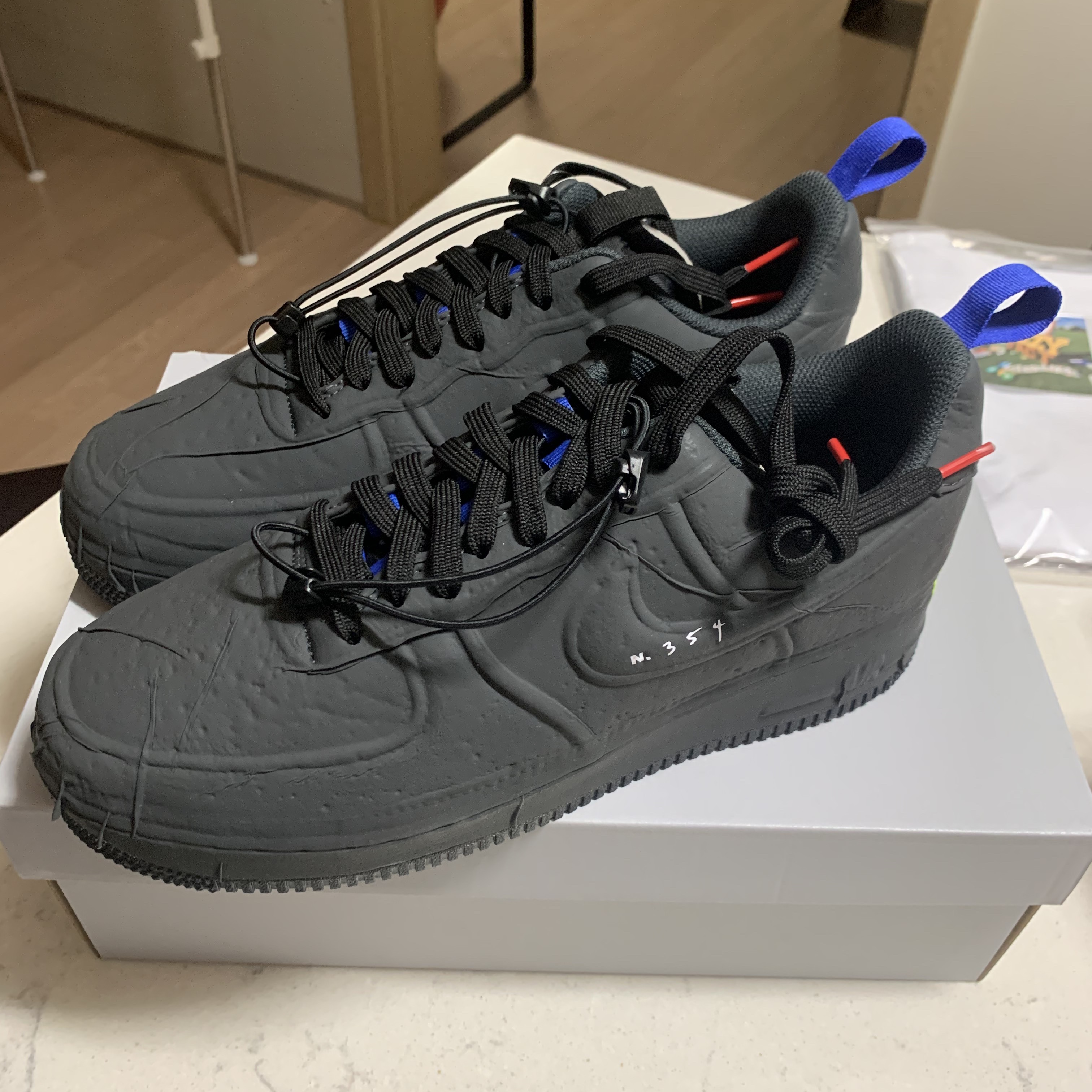 Nike Air Force 1 Experimental Black 착용 스타일 - 2