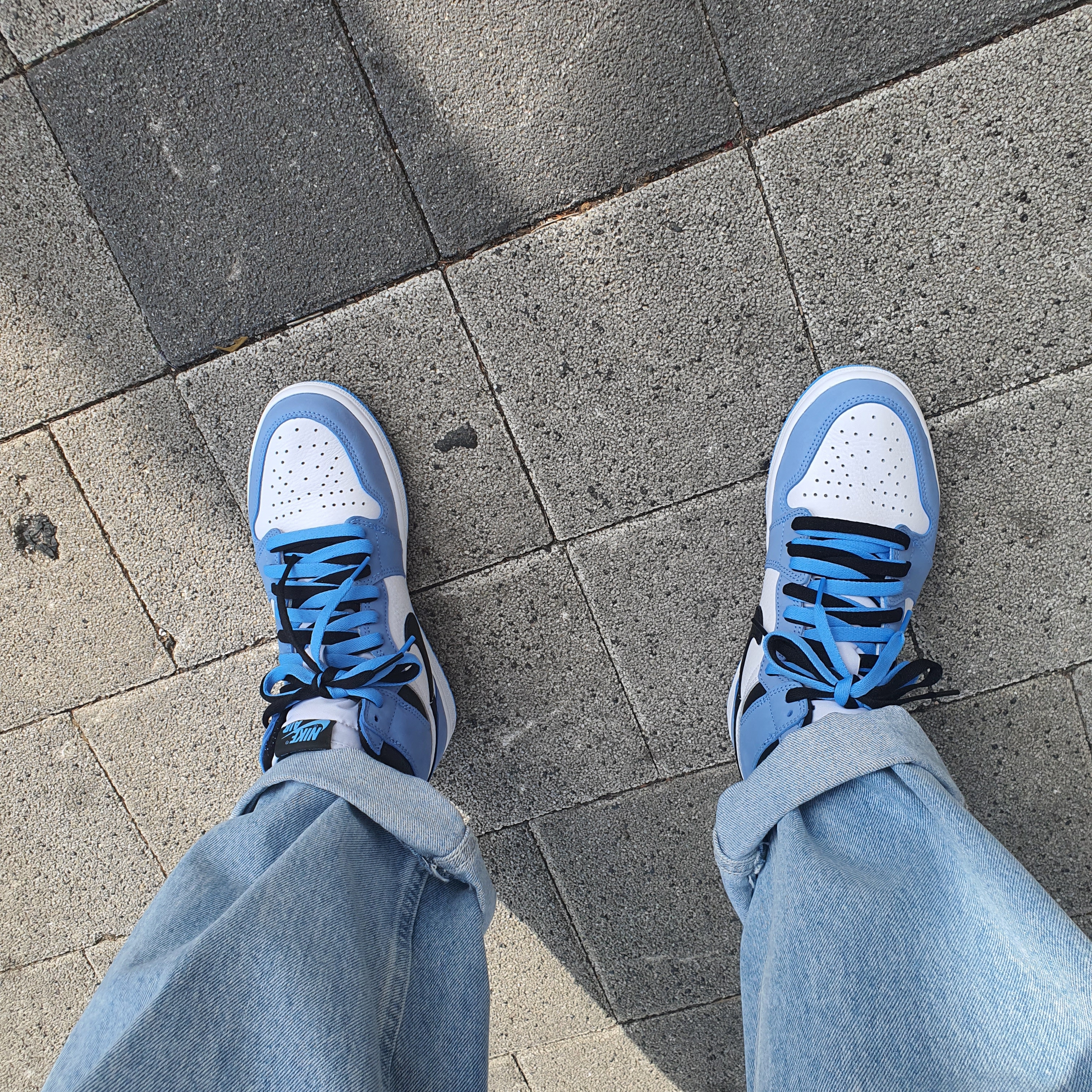 Jordan 1 Retro High OG University Blue 착용 스타일 - 4