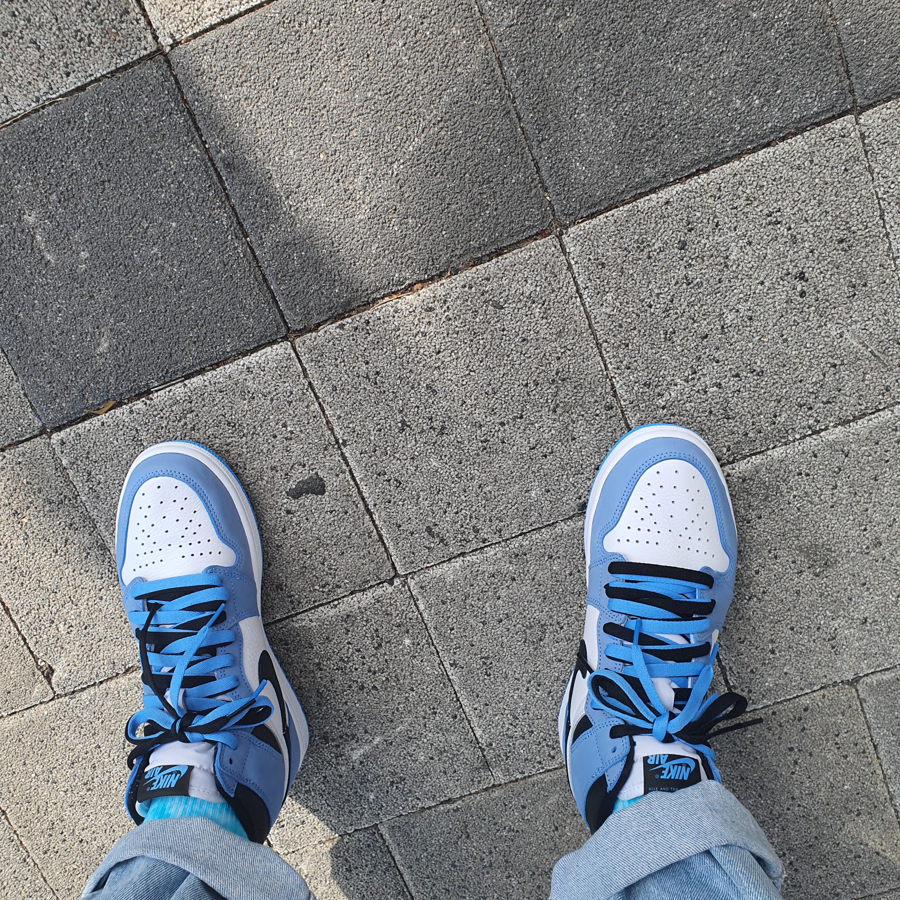 Jordan 1 Retro High OG University Blue 착용 스타일 - 5