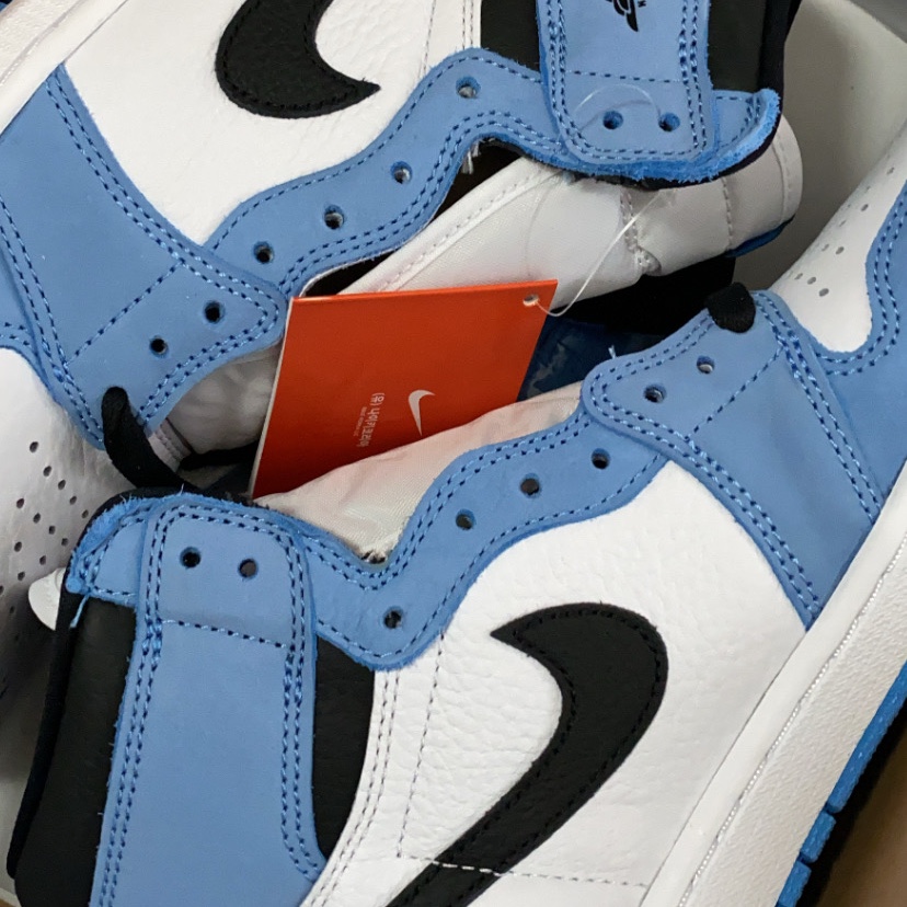 Nike Air Force 1 B Silver Snake, Jordan 1 Retro High OG University Blue 착용 스타일 - 2