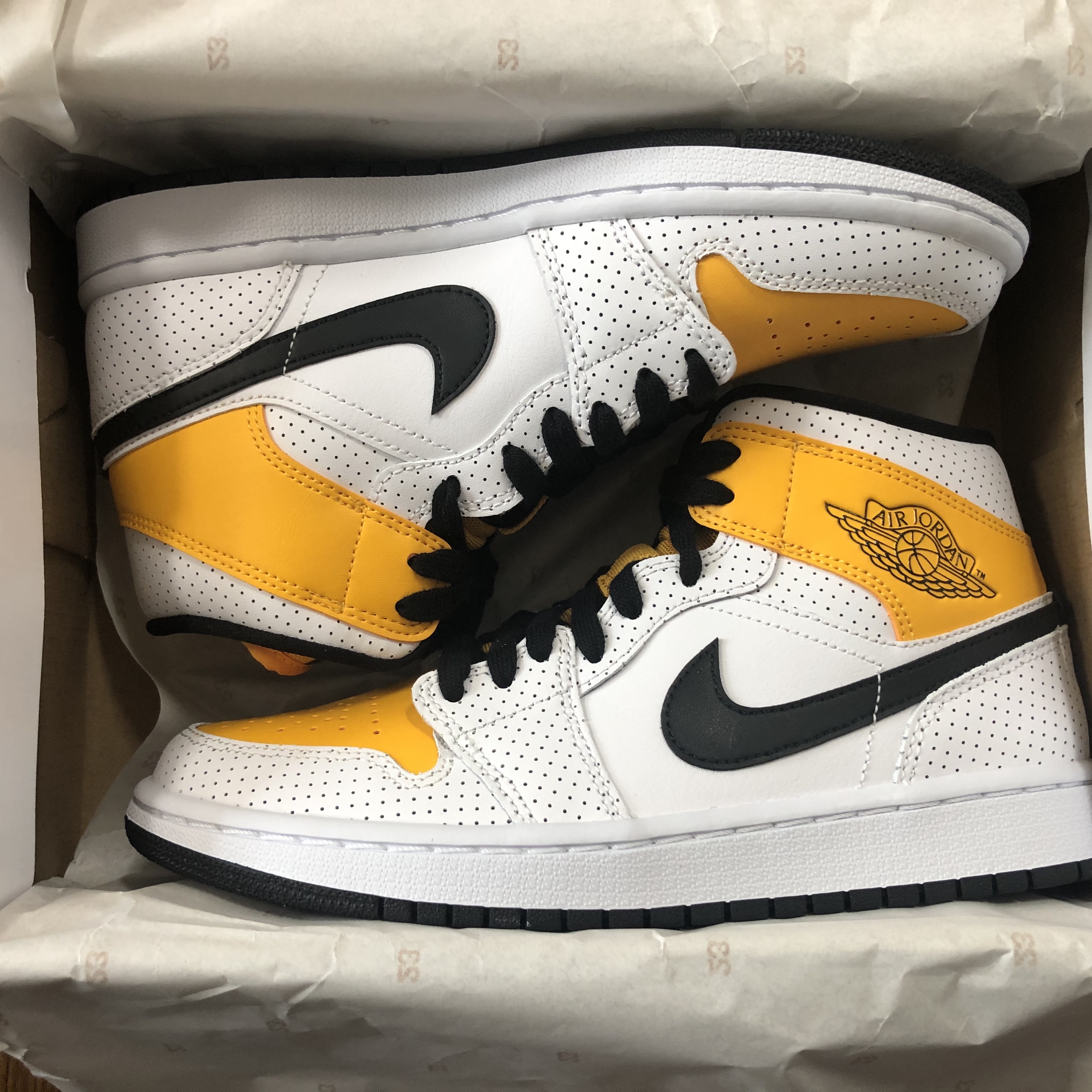 (W) Jordan 1 Mid Laser Orange Perforated, Jordan 1 Mid White University Gold 착용 스타일 - 1