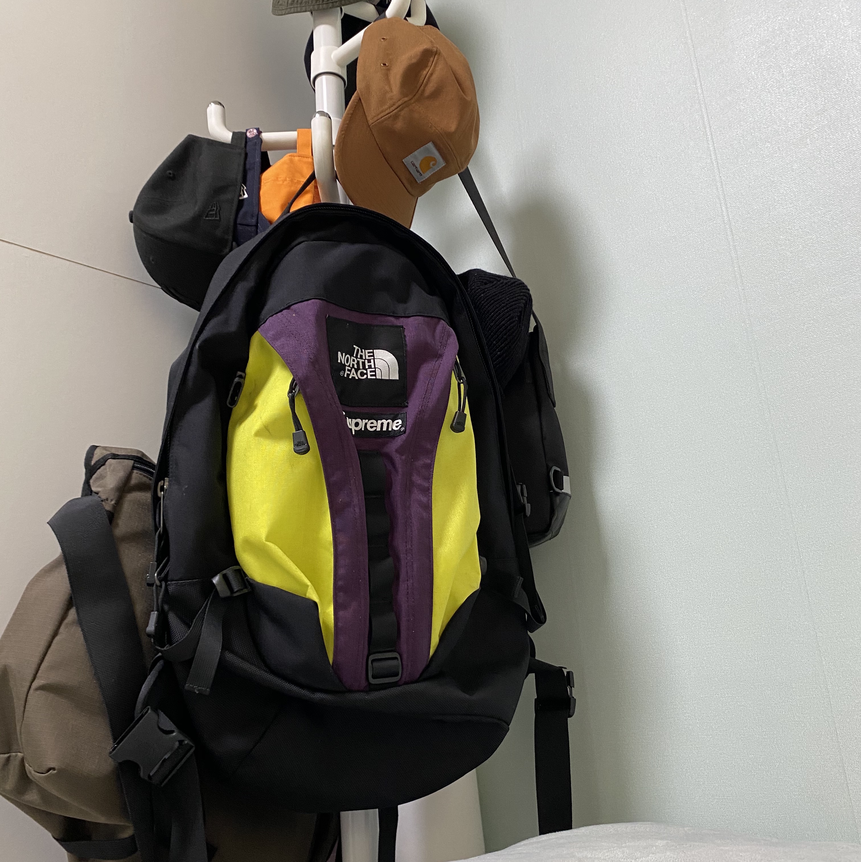 Supreme x The North Face Expedition Backpack Sulphur - 18FW 착용 스타일
