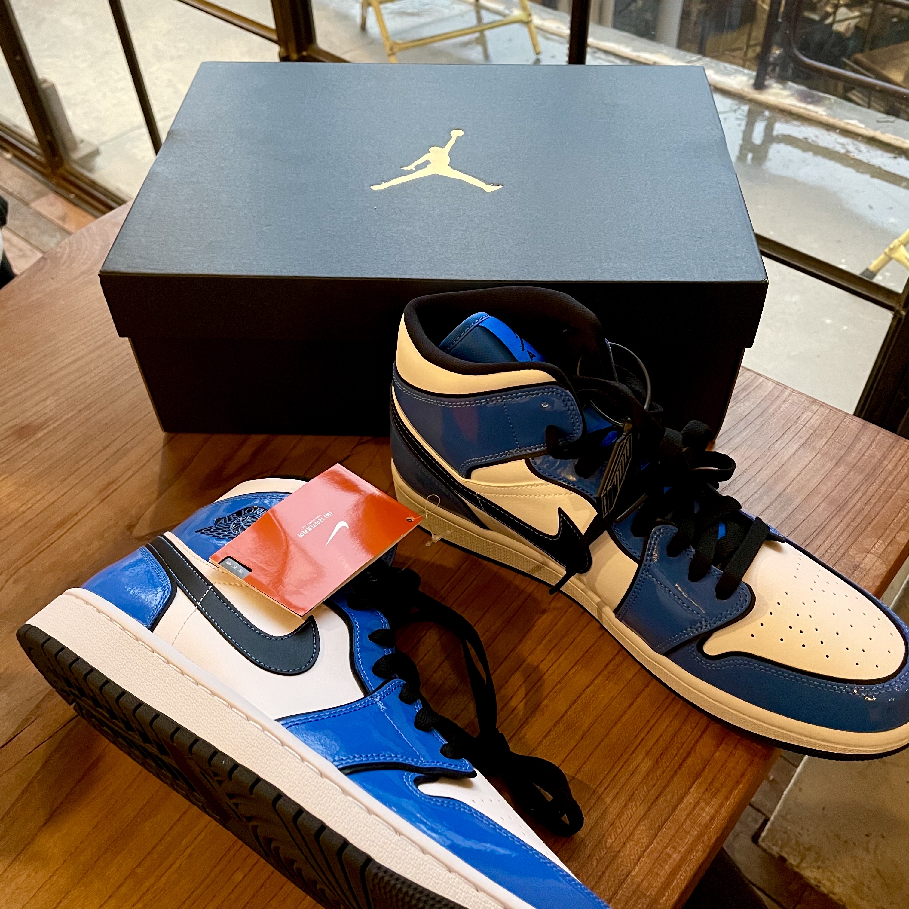 Jordan 1 Mid SE Signal Blue 착용 스타일 - 1