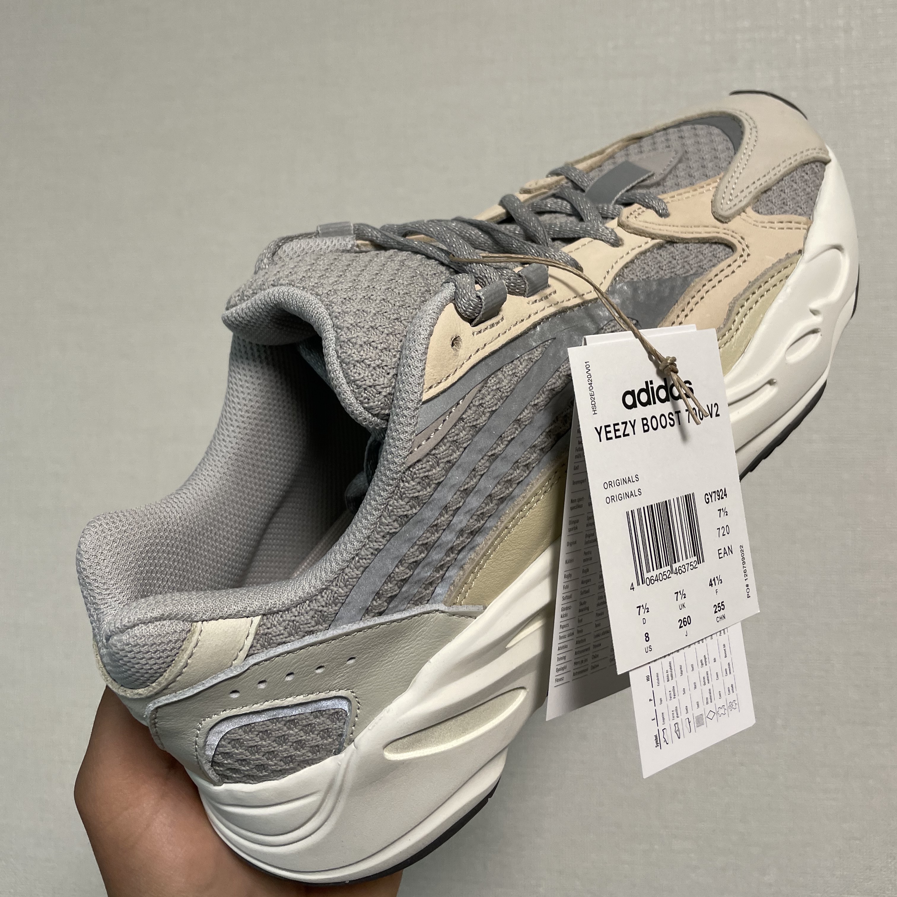 Adidas Yeezy Boost 700 V2 Cream 착용 스타일