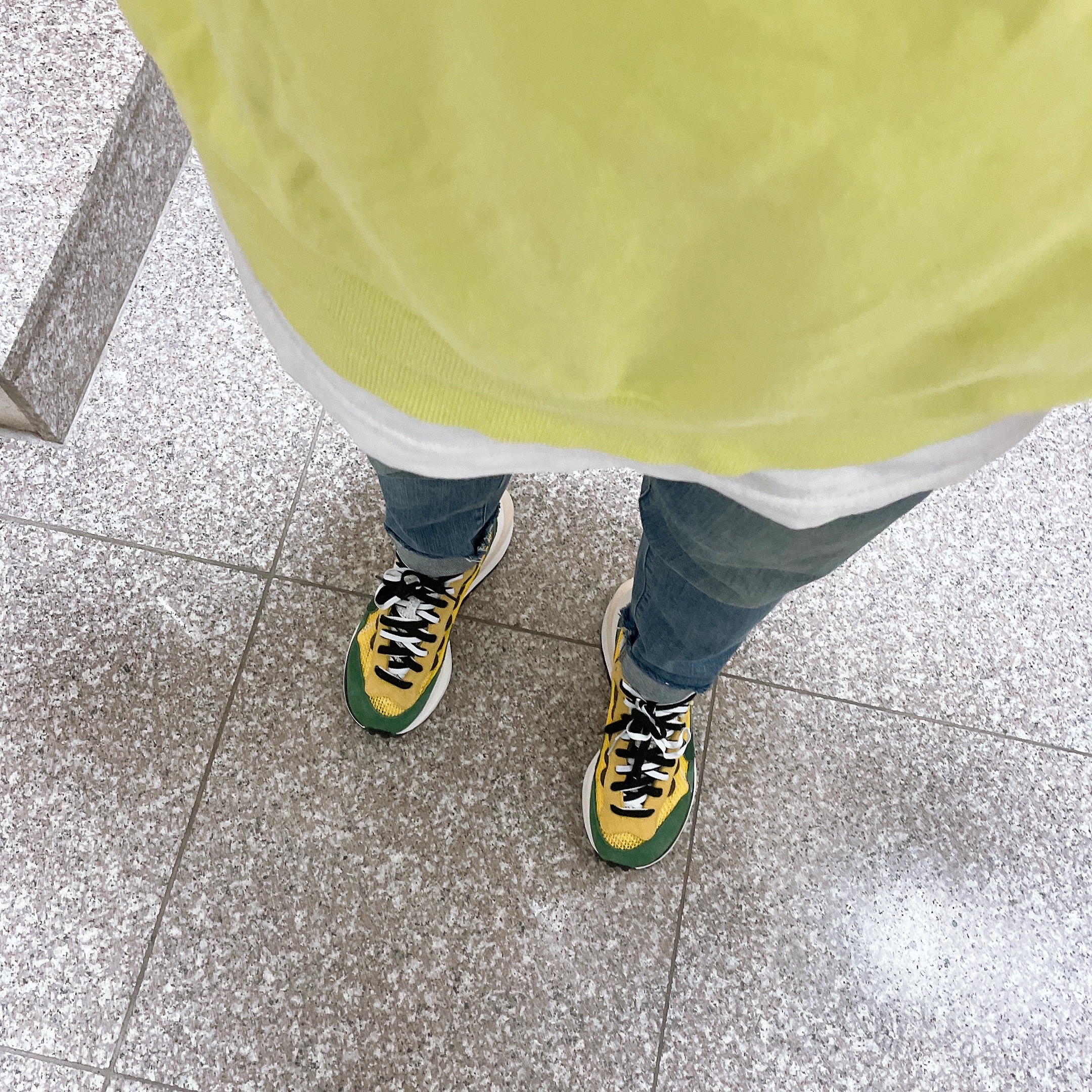 Nike x Sacai VaporWaffle Tour Yellow & Gorge Green Sail 착용 스타일