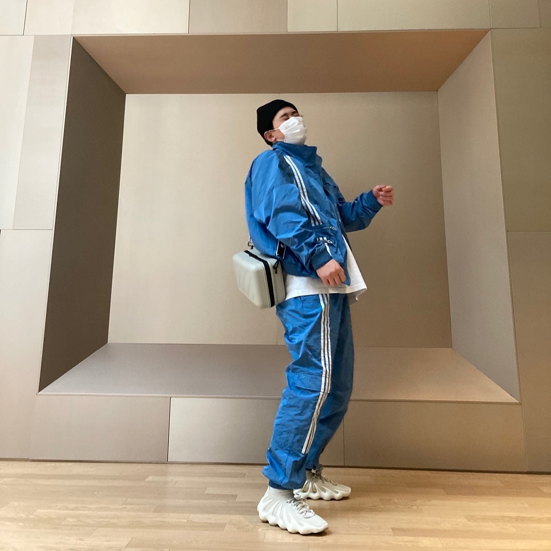 Adidas Yeezy 450 Cloud White, Off-White x Amore Pacific Protection Box (Without Cosmetics) 착용 스타일