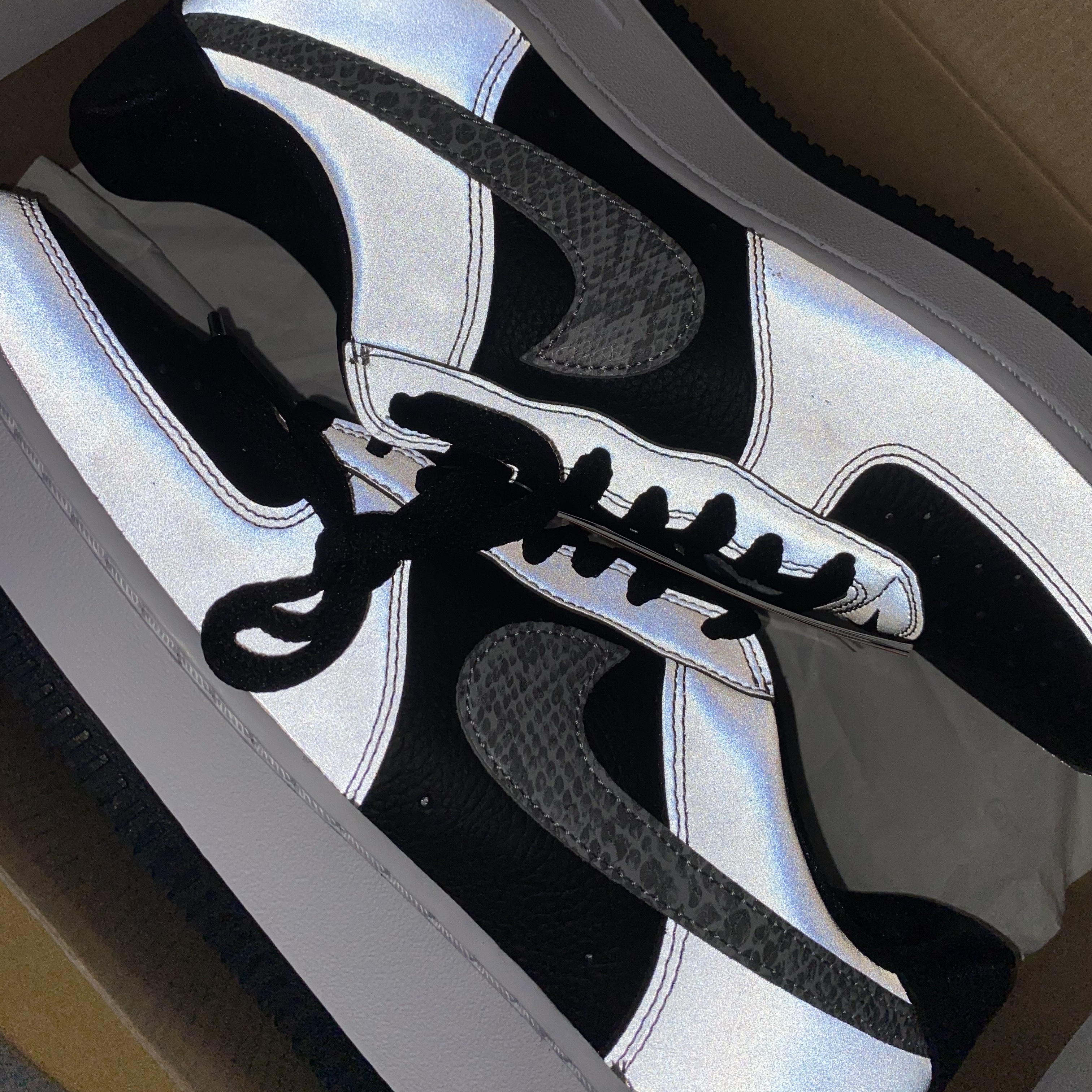 Nike Air Force 1 B Silver Snake, Jordan 1 Retro High OG University Blue 착용 스타일 - 1