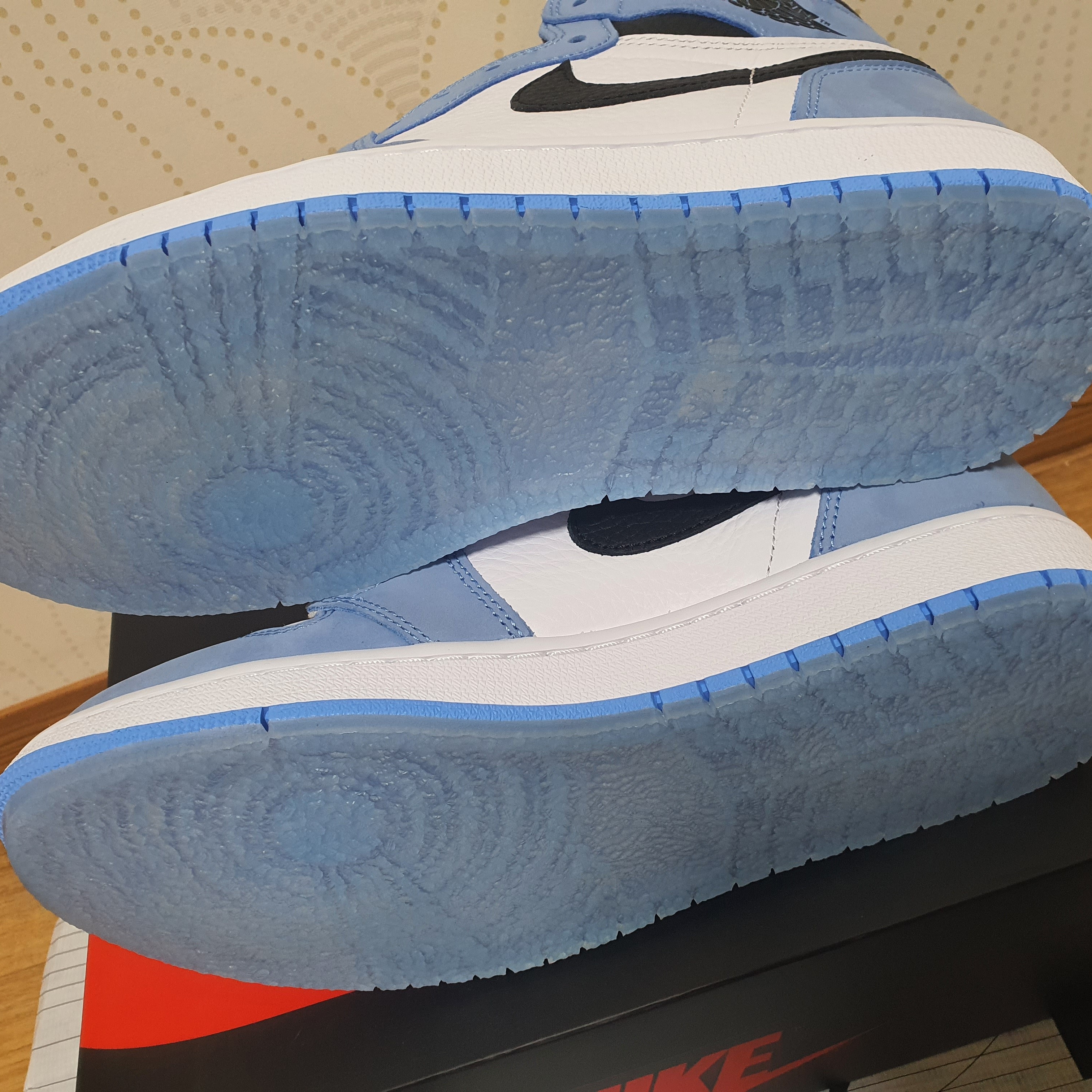 Jordan 1 Retro High OG University Blue 착용 스타일 - 5