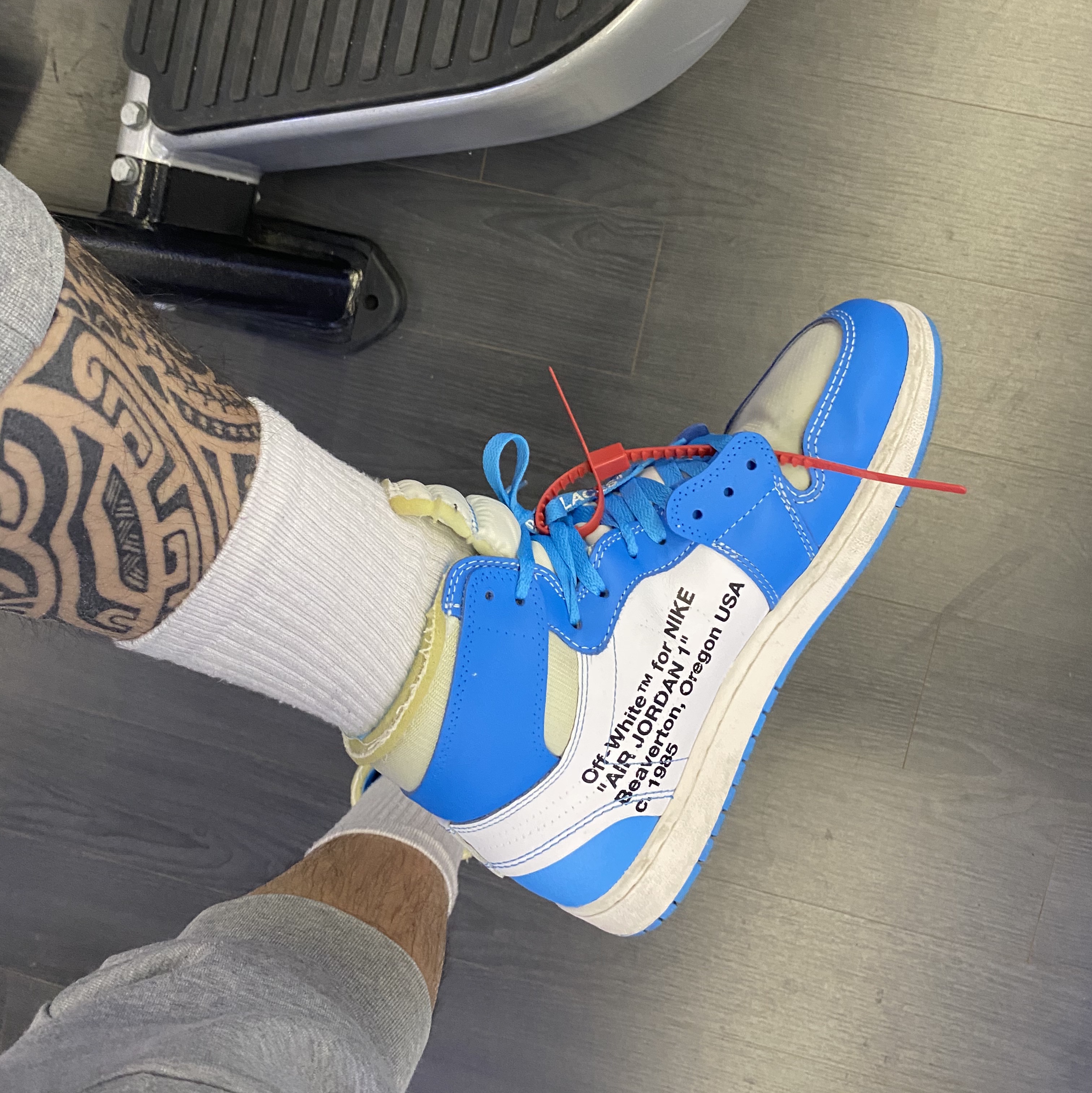 Jordan 1 x Off-White Retro High University Blue 착용 스타일