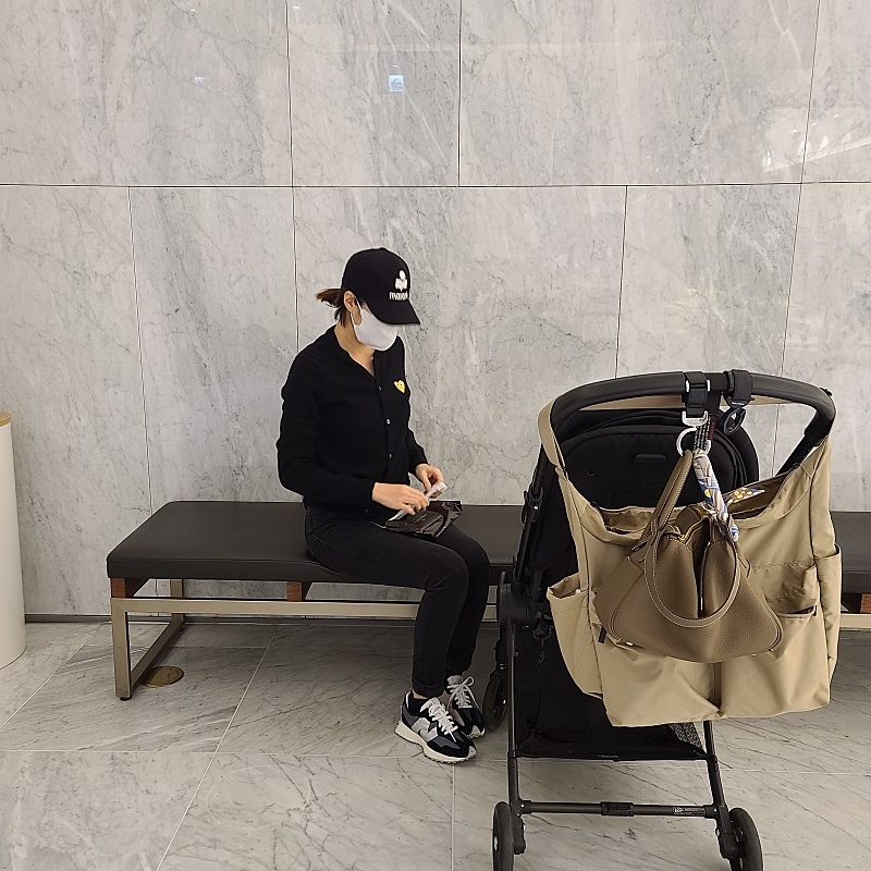 Nike x Off-White Air Presto Black, (W) New Balance 327 Black 착용 스타일 - 2