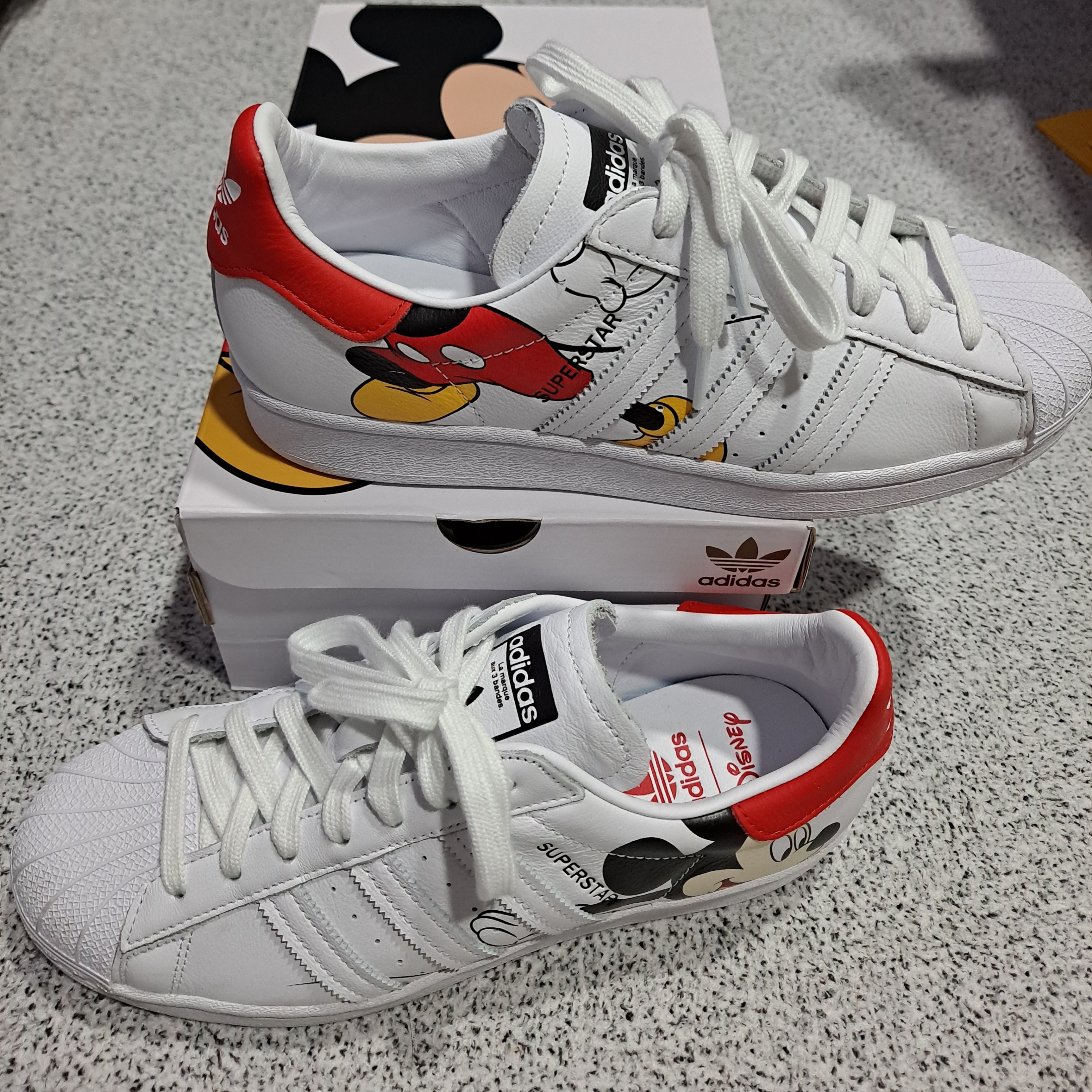 Adidas x Disney Superstar Mickey Mouse 착용 스타일