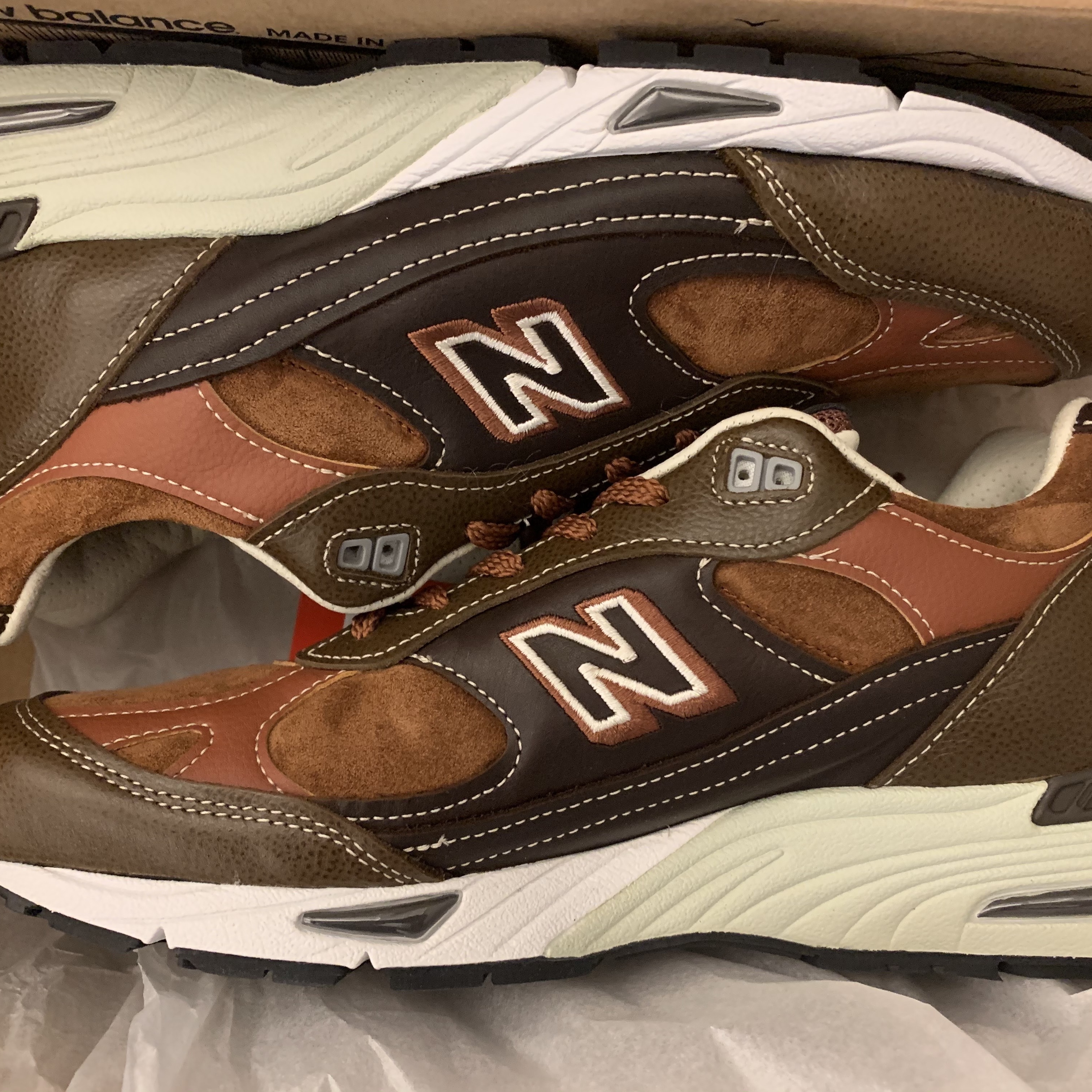 New Balance 991 Made in UK Brown Dark Brown 착용 스타일 - 1