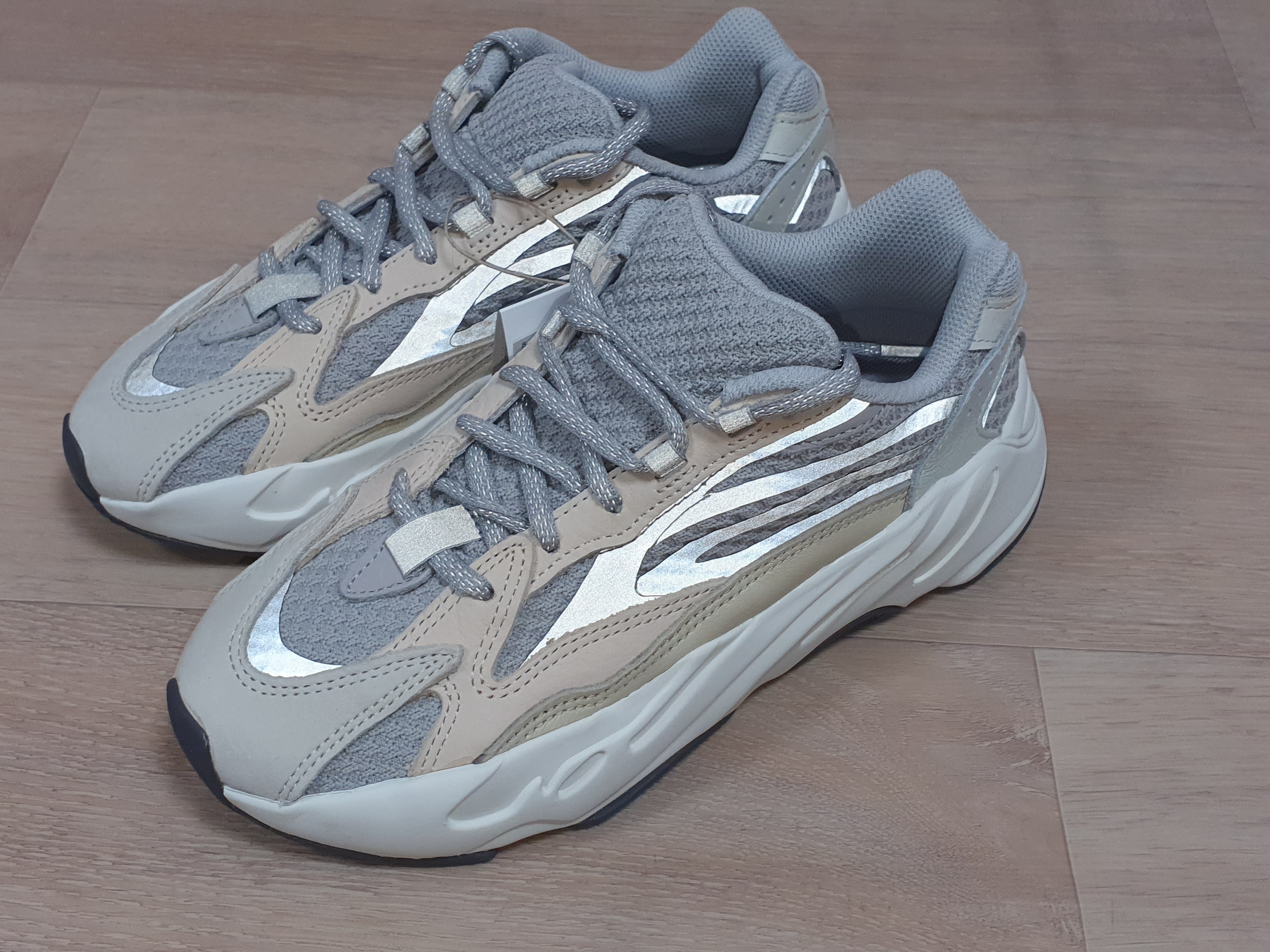 Adidas Yeezy Boost 700 V2 Cream 착용 스타일