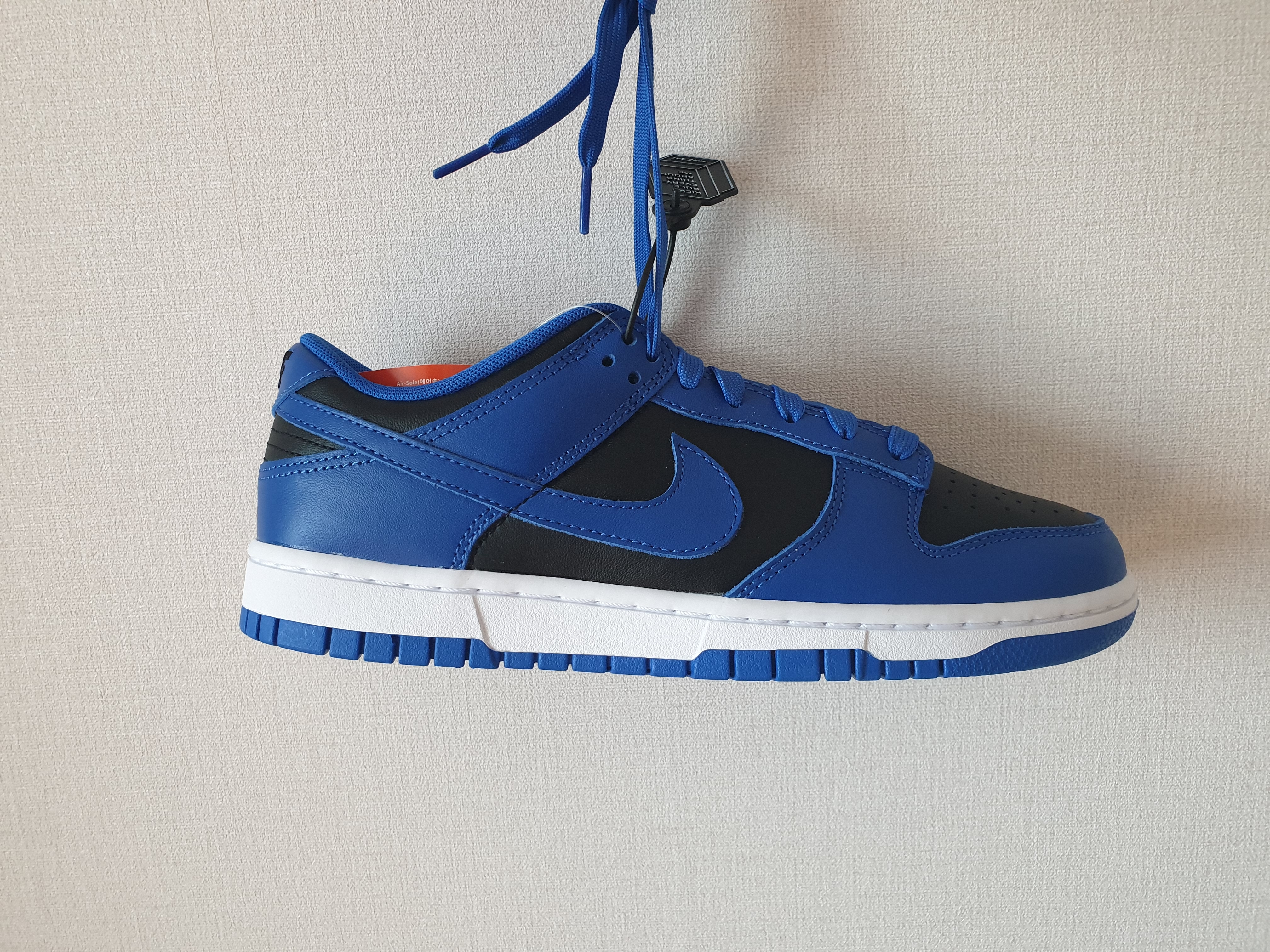 Nike Dunk Low Retro Hyper Cobalt 착용 스타일 - 1
