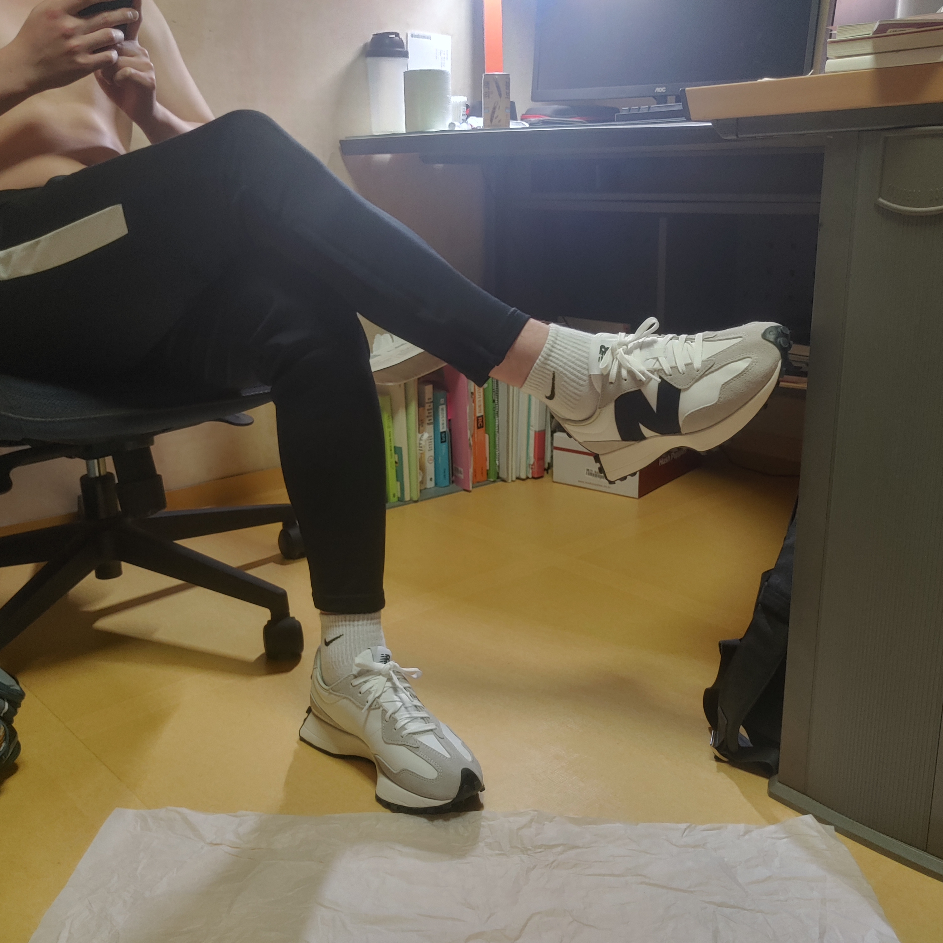 New Balance 327 White Black 착용 스타일