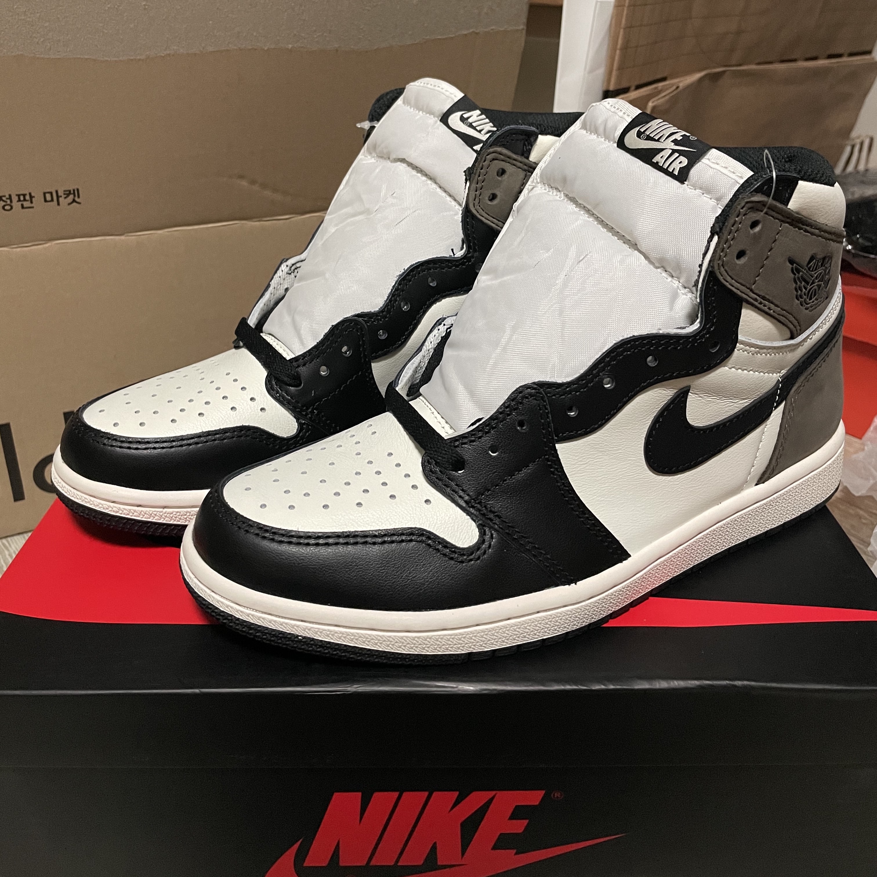 Jordan 1 Retro High OG Black Mocha 착용 스타일