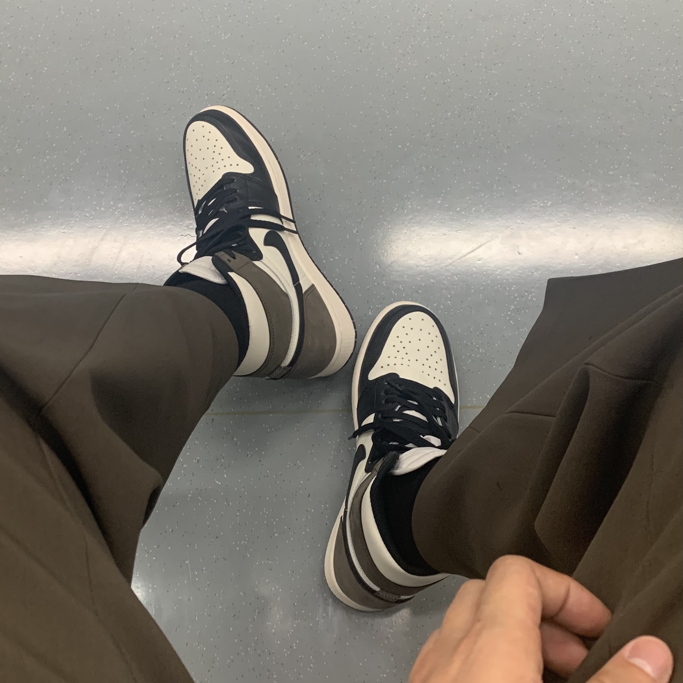 Jordan 1 Retro High OG Black Mocha 착용 스타일