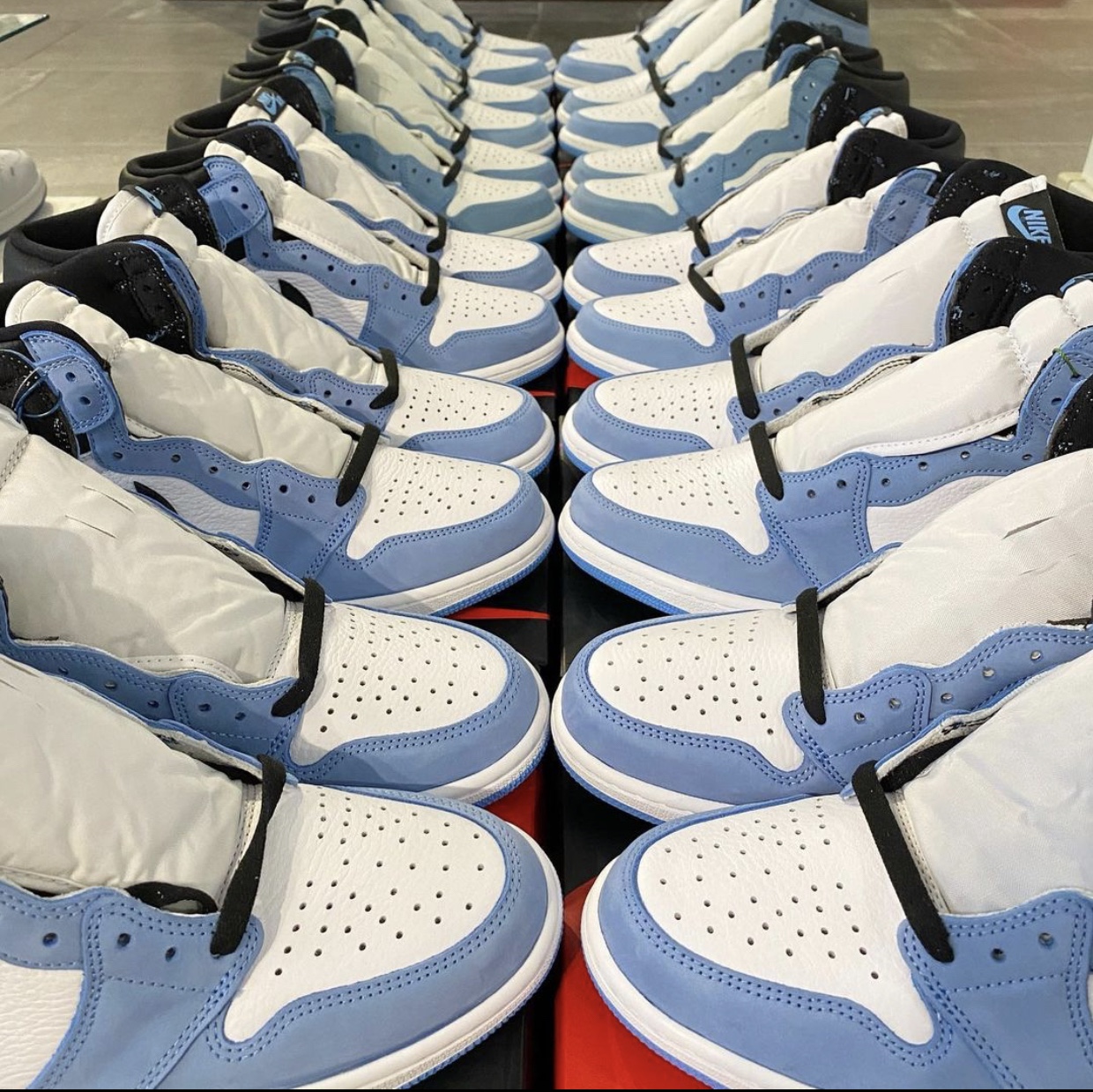 Jordan 1 Retro High OG University Blue 착용 스타일 - 3