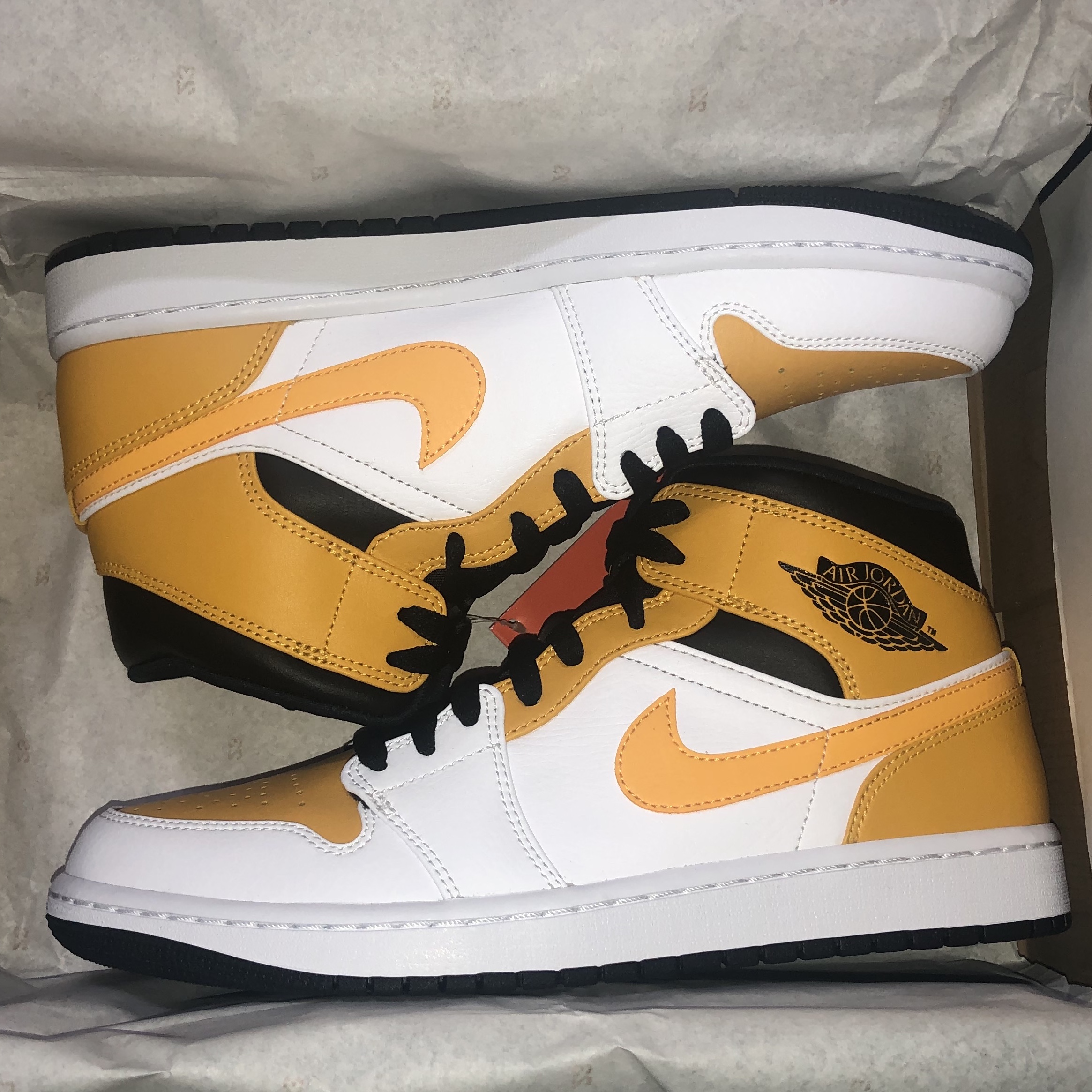 (W) Jordan 1 Mid Laser Orange Perforated, Jordan 1 Mid White University Gold 착용 스타일 - 2