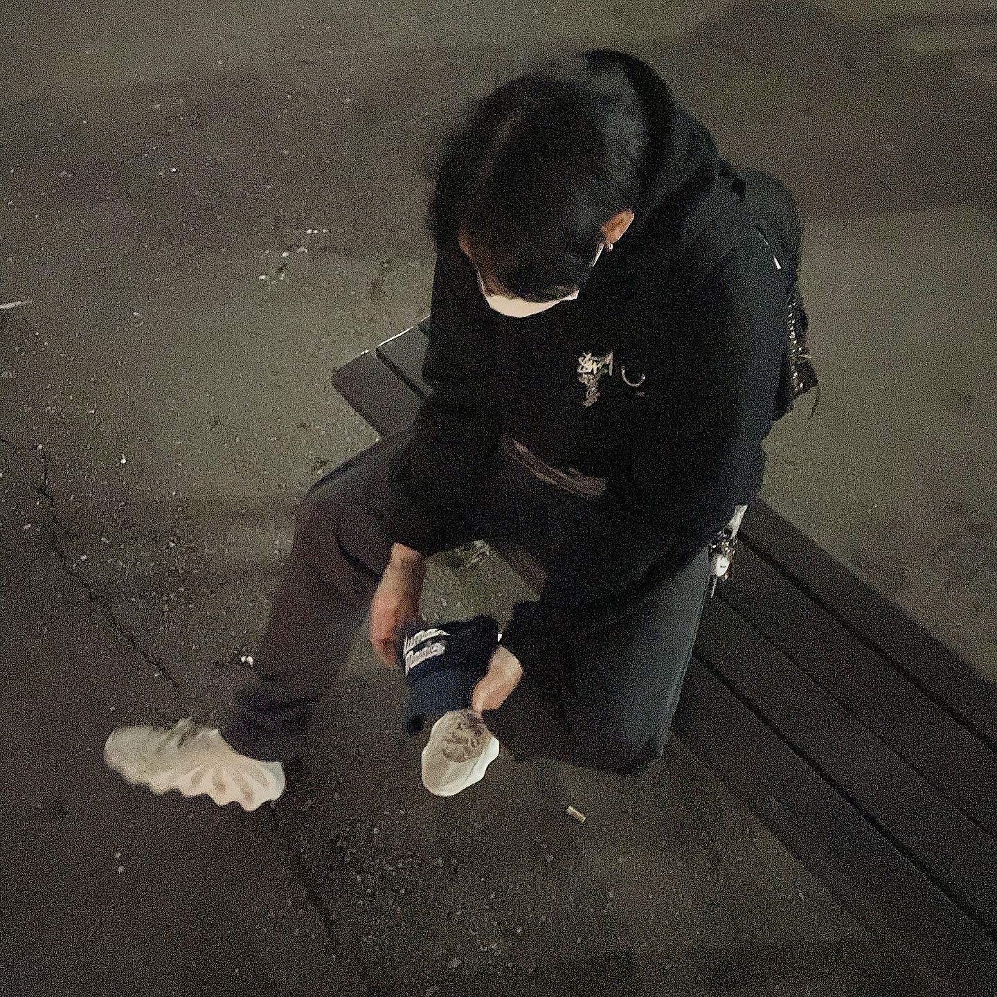Adidas Yeezy 450 Cloud White 착용 스타일 - 2