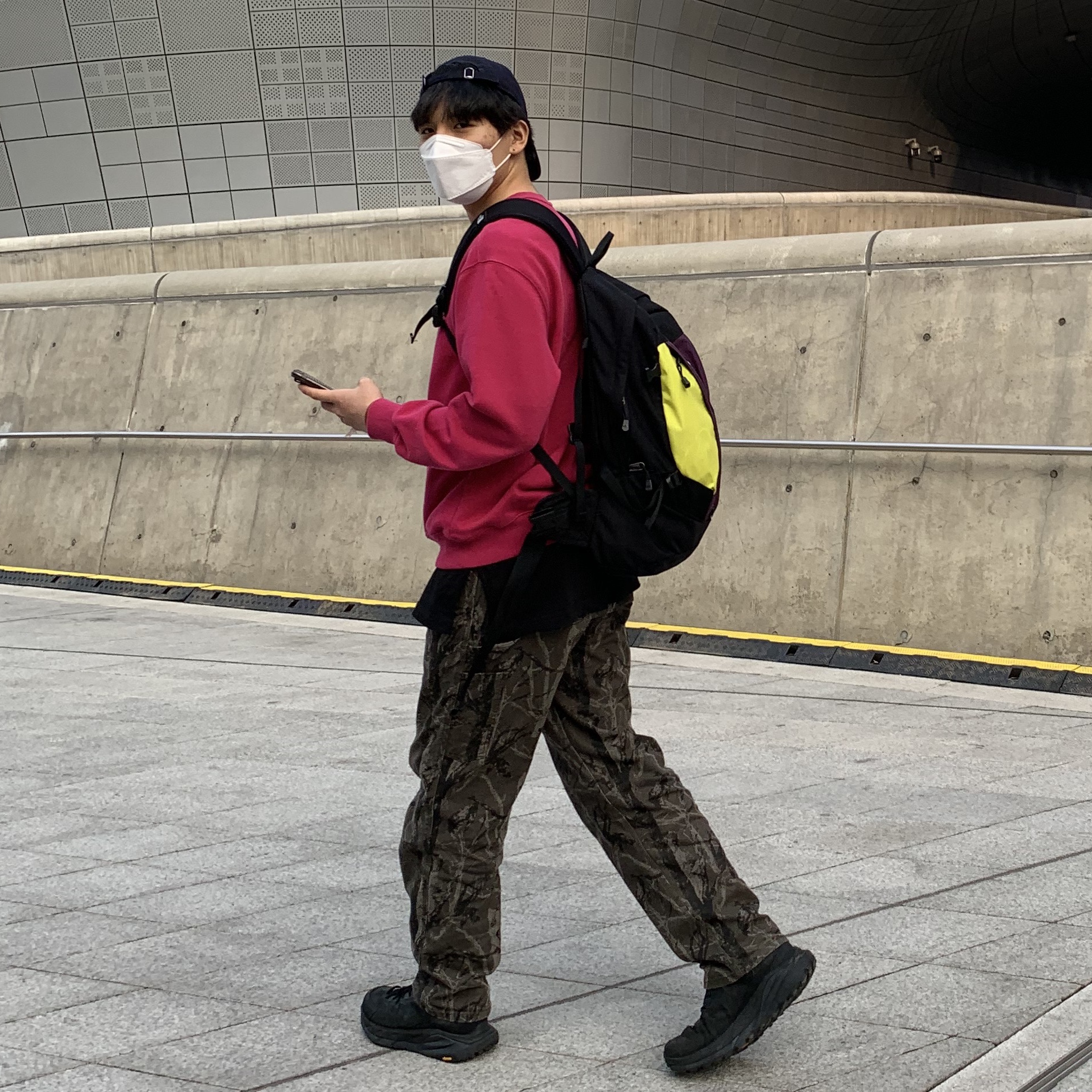 Hoka Kaha Gore-Tex Black Phantom, Supreme x The North Face Expedition Backpack Sulphur - 18FW 착용 스타일 - 2