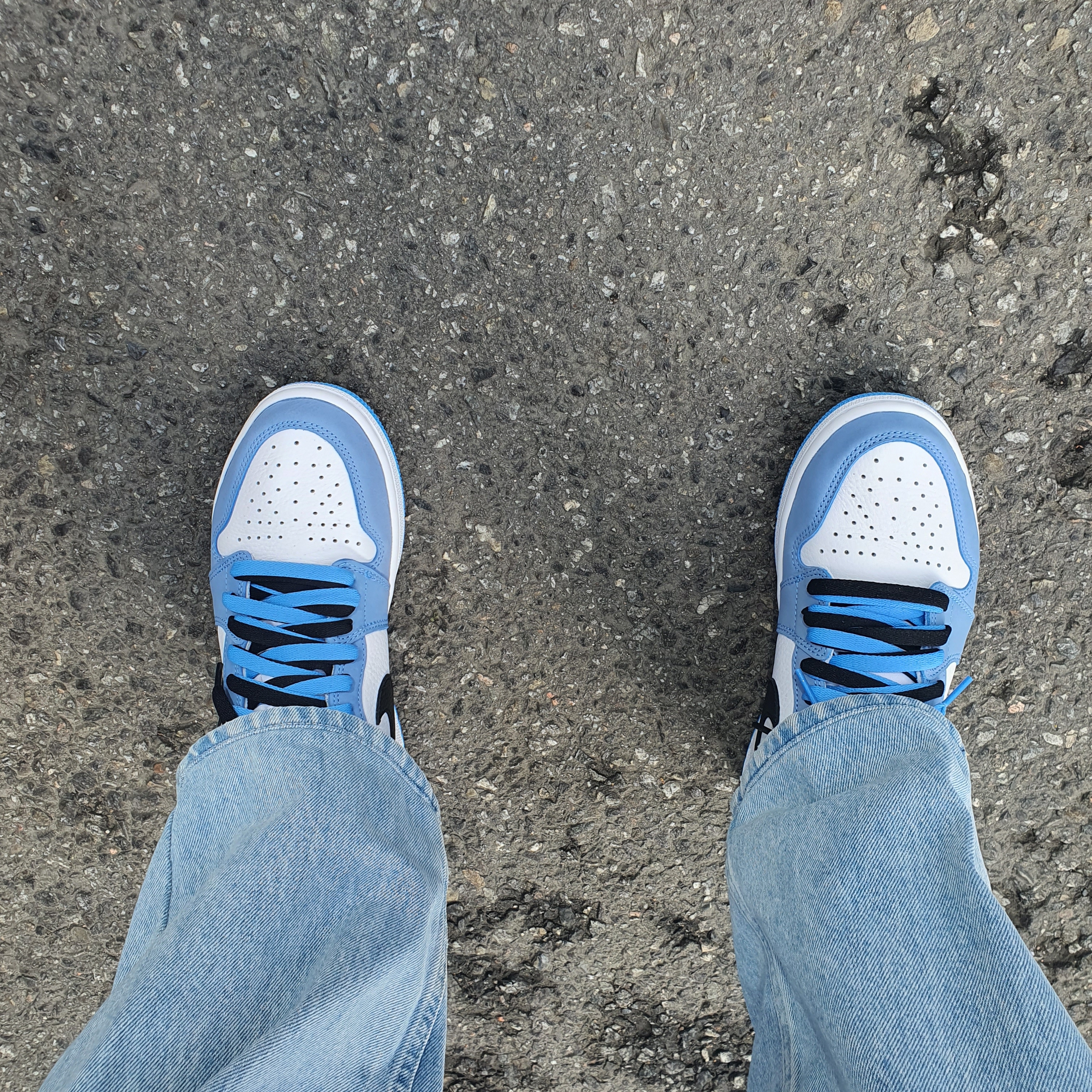 Jordan 1 Retro High OG University Blue 착용 스타일 - 2