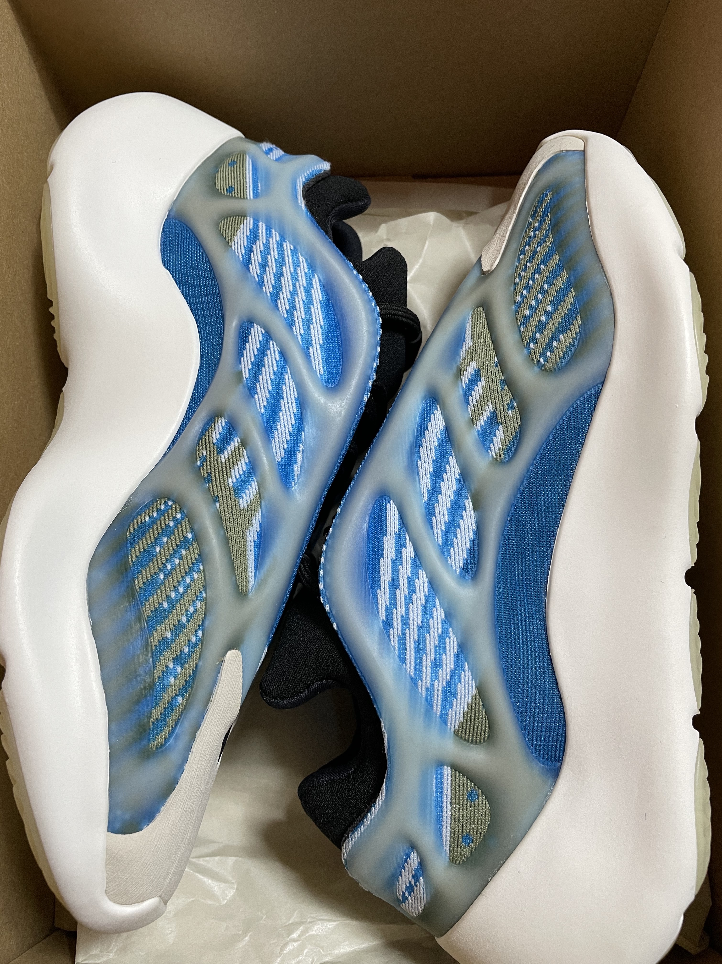 Adidas Yeezy 700 V3 Arzareth 착용 스타일 - 1