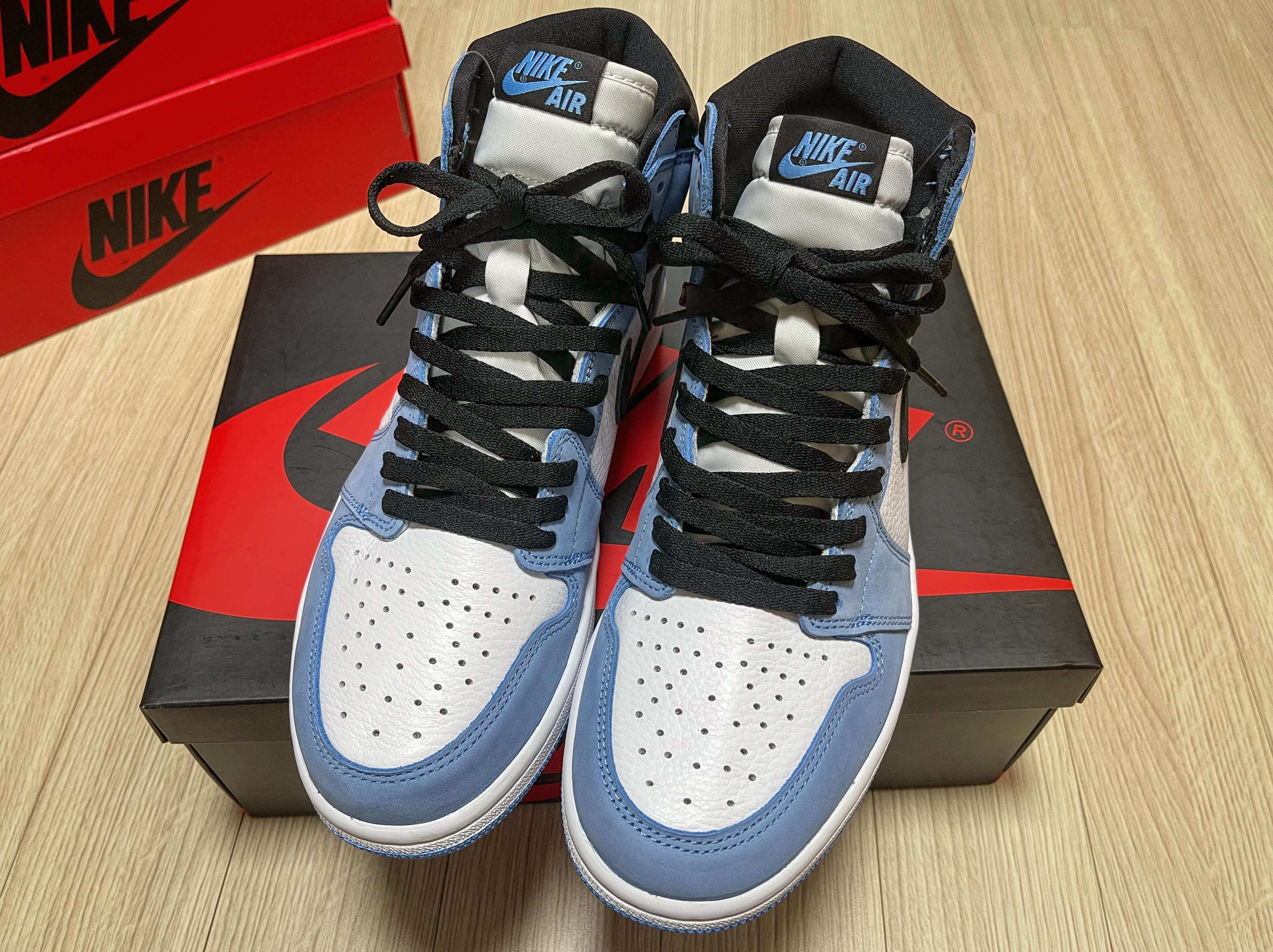 Jordan 1 Retro High OG University Blue 착용 스타일 - 1