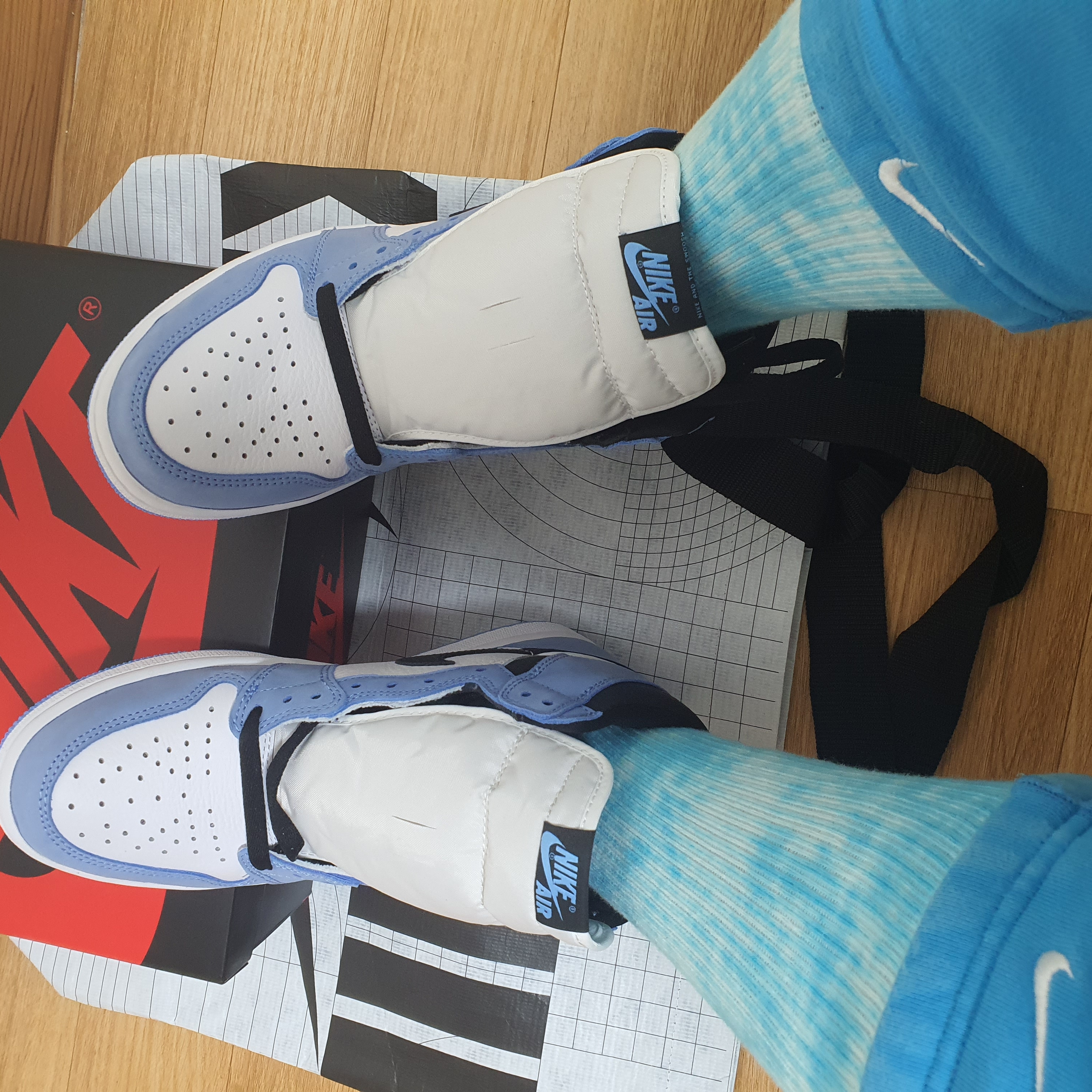Jordan 1 Retro High OG University Blue 착용 스타일 - 2